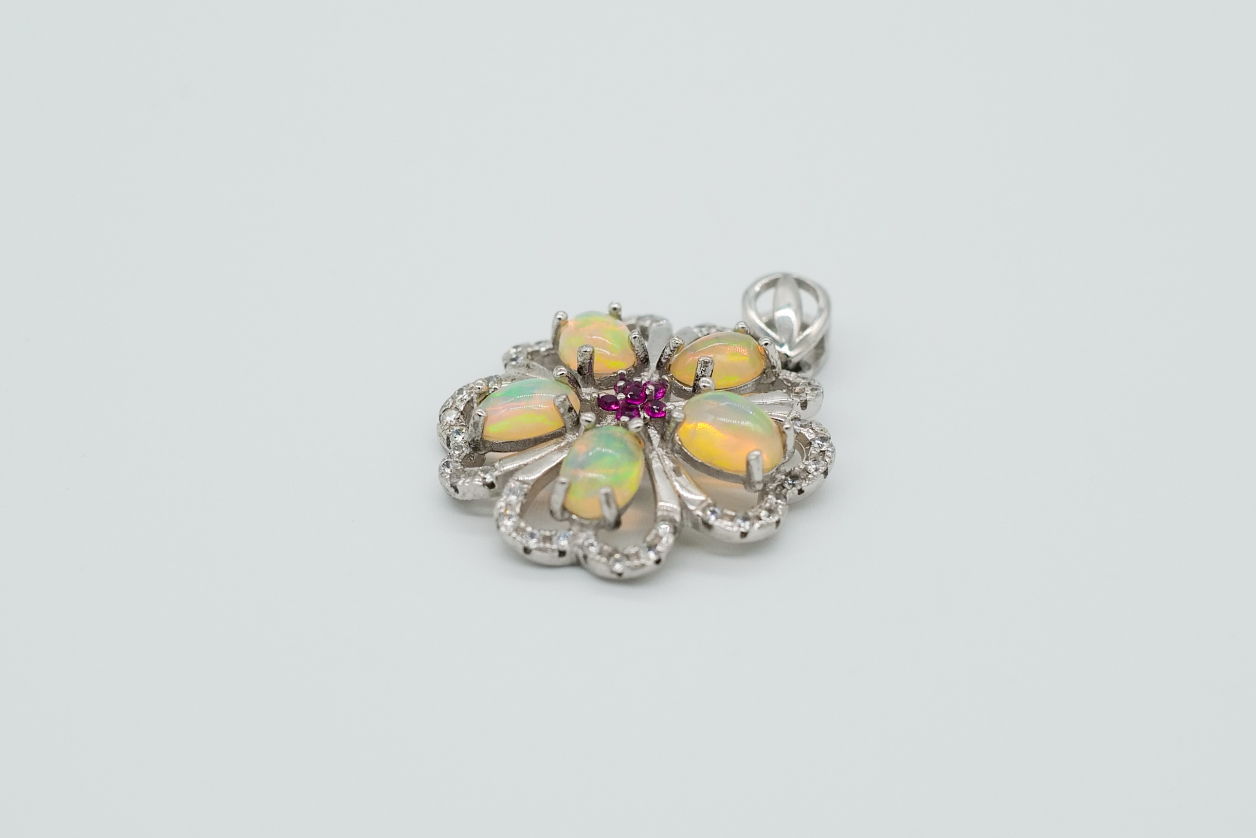Colgante de ópalos y rubíes rosas