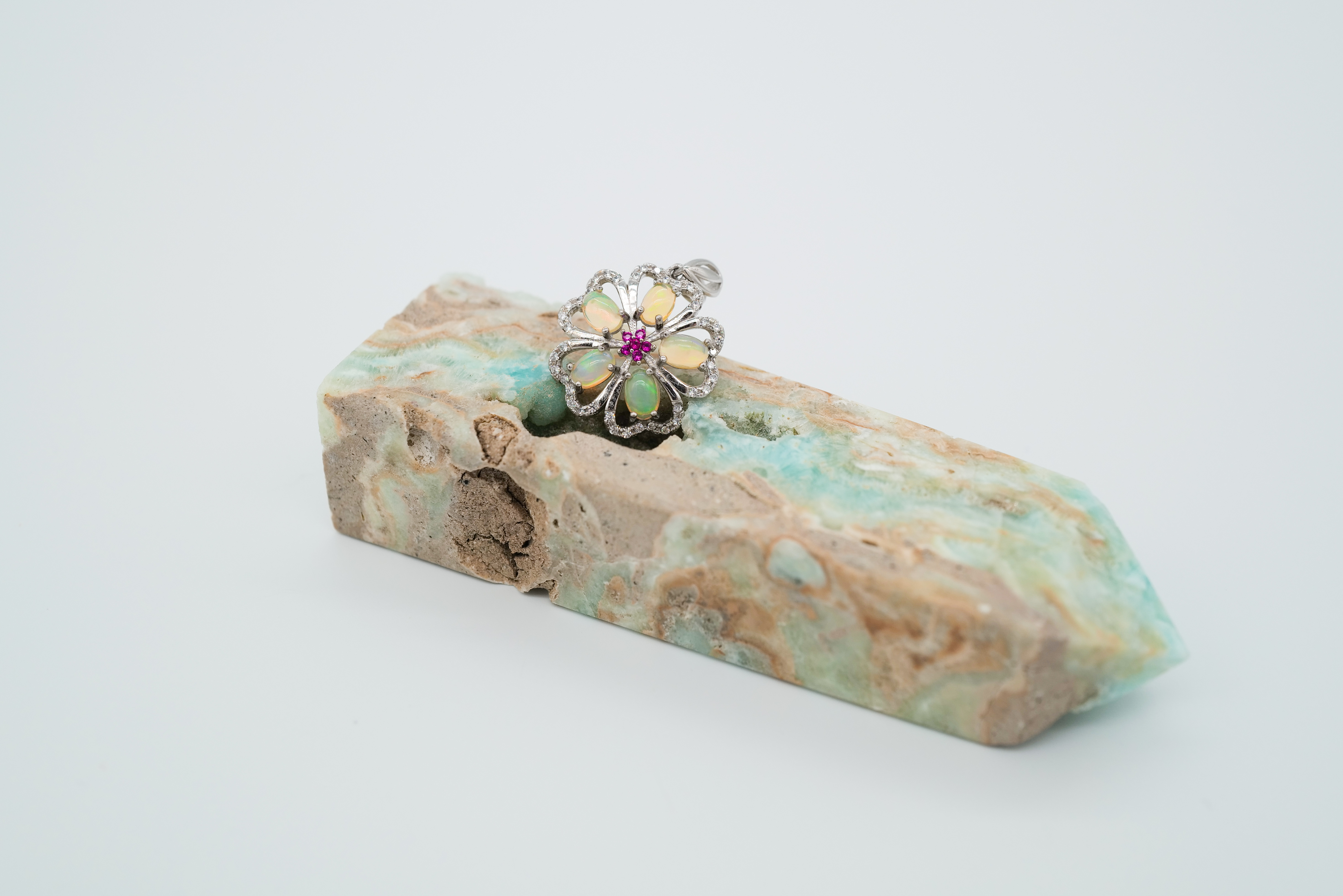 Colgante de ópalos y rubíes rosas