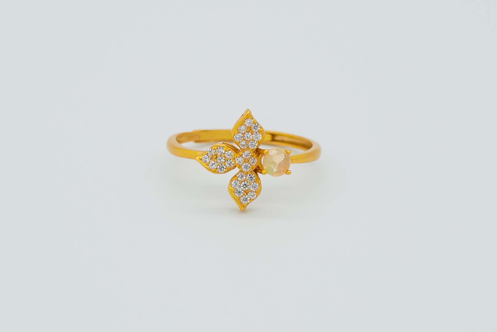 Anillo con ópalo etíope