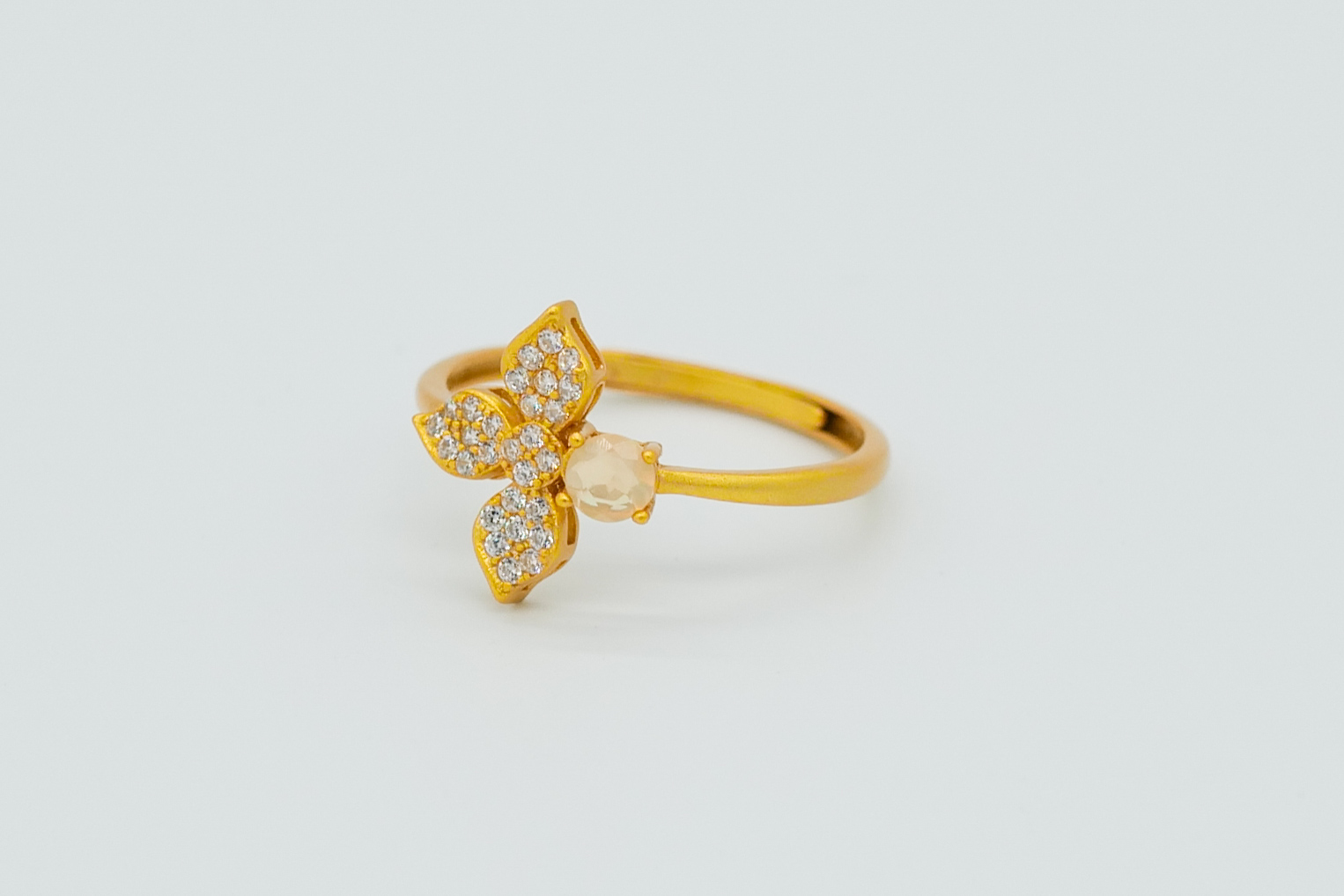 Anillo con ópalo etíope