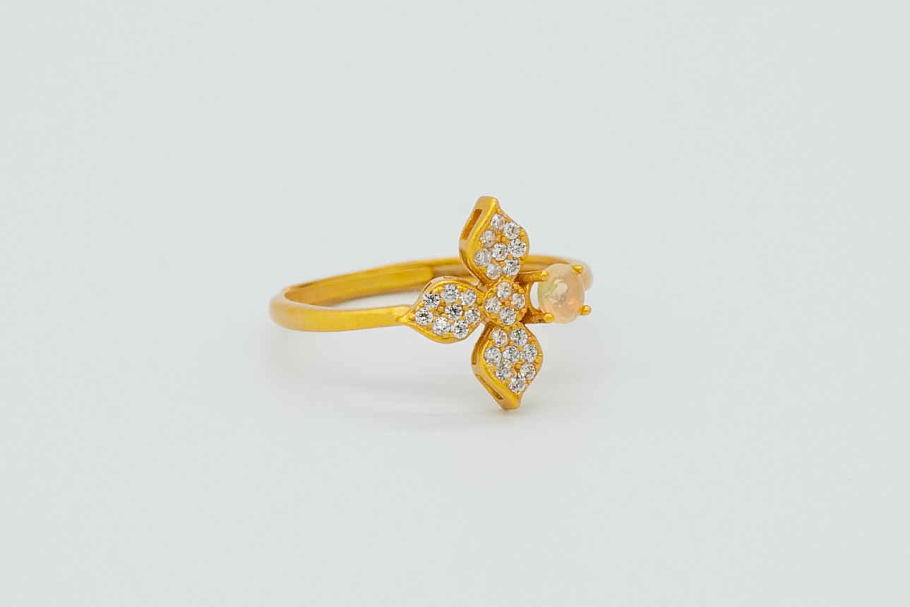 Anillo con ópalo etíope