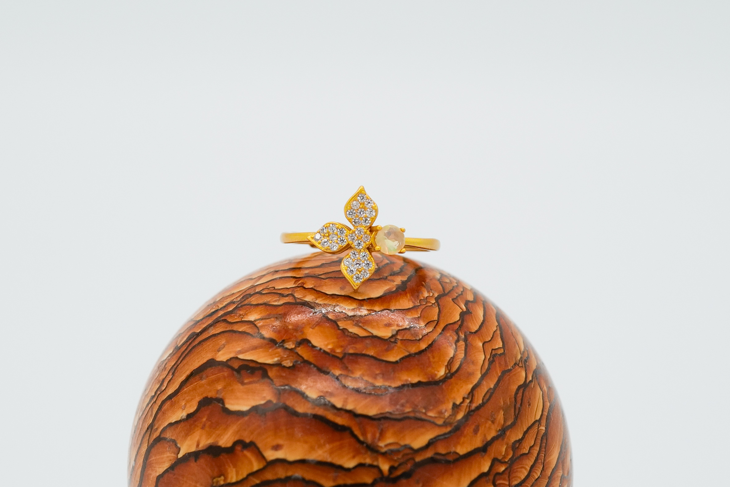 Anillo con ópalo etíope