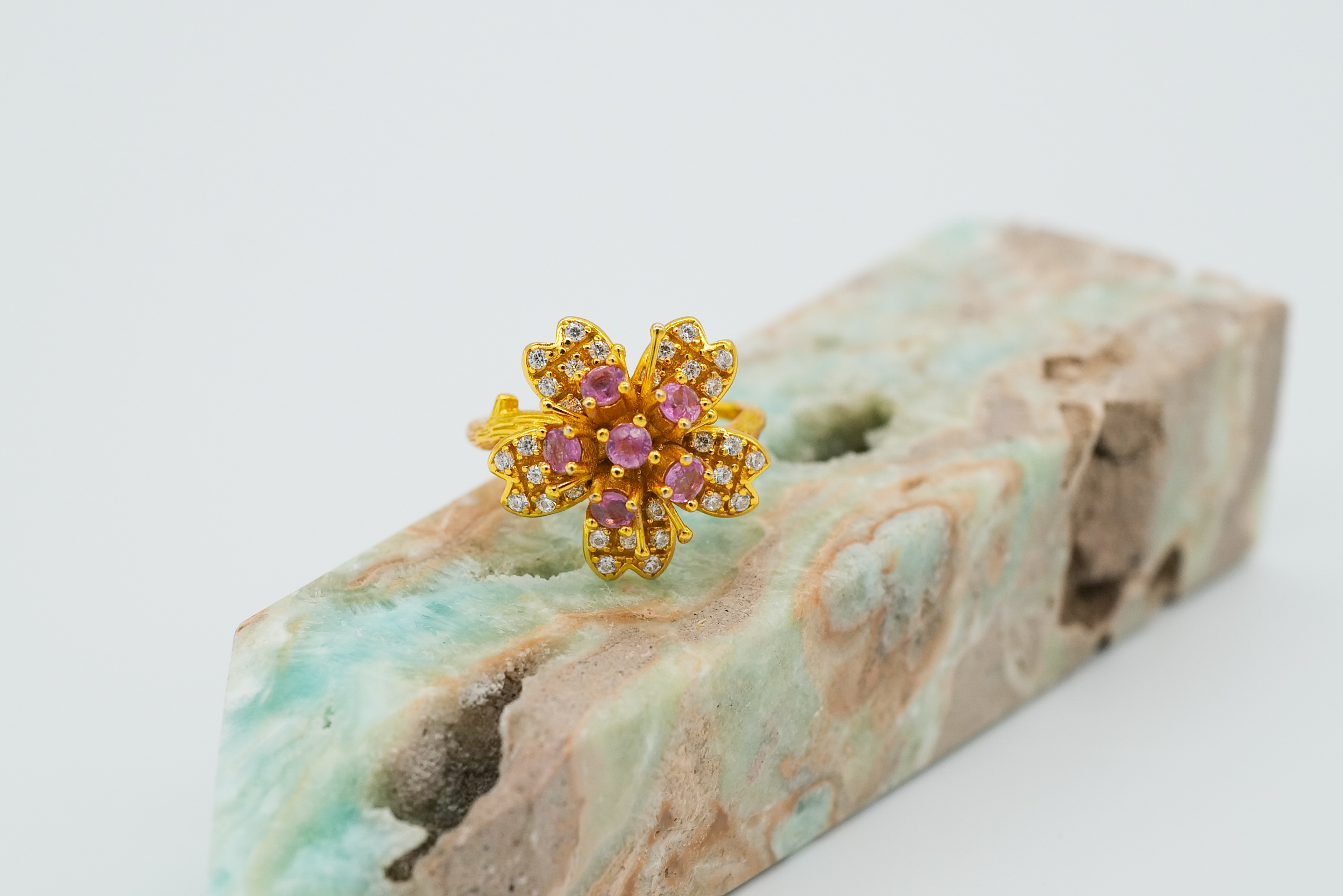 Anillo con zafiros rosas