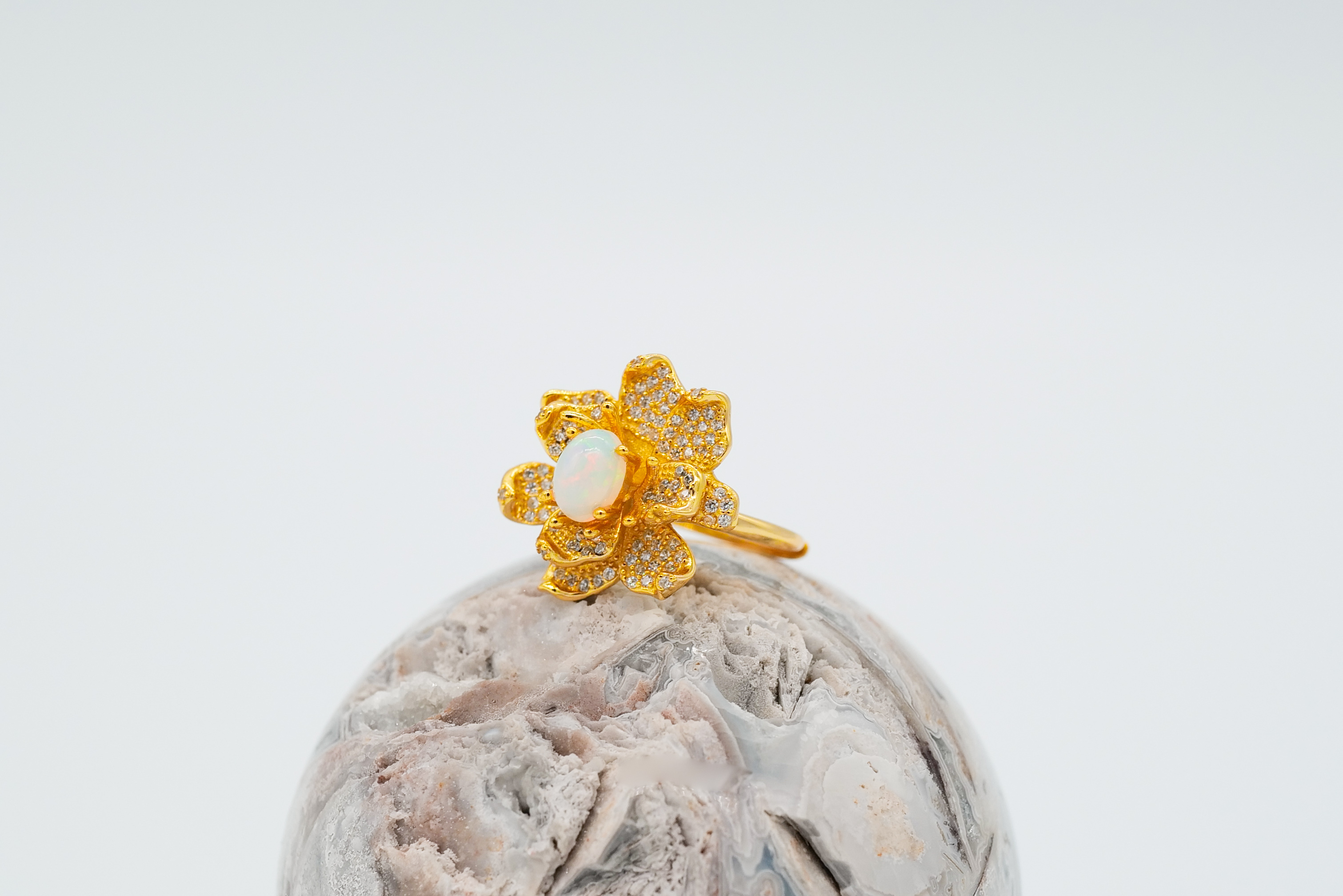 Anillo con ópalo etíope