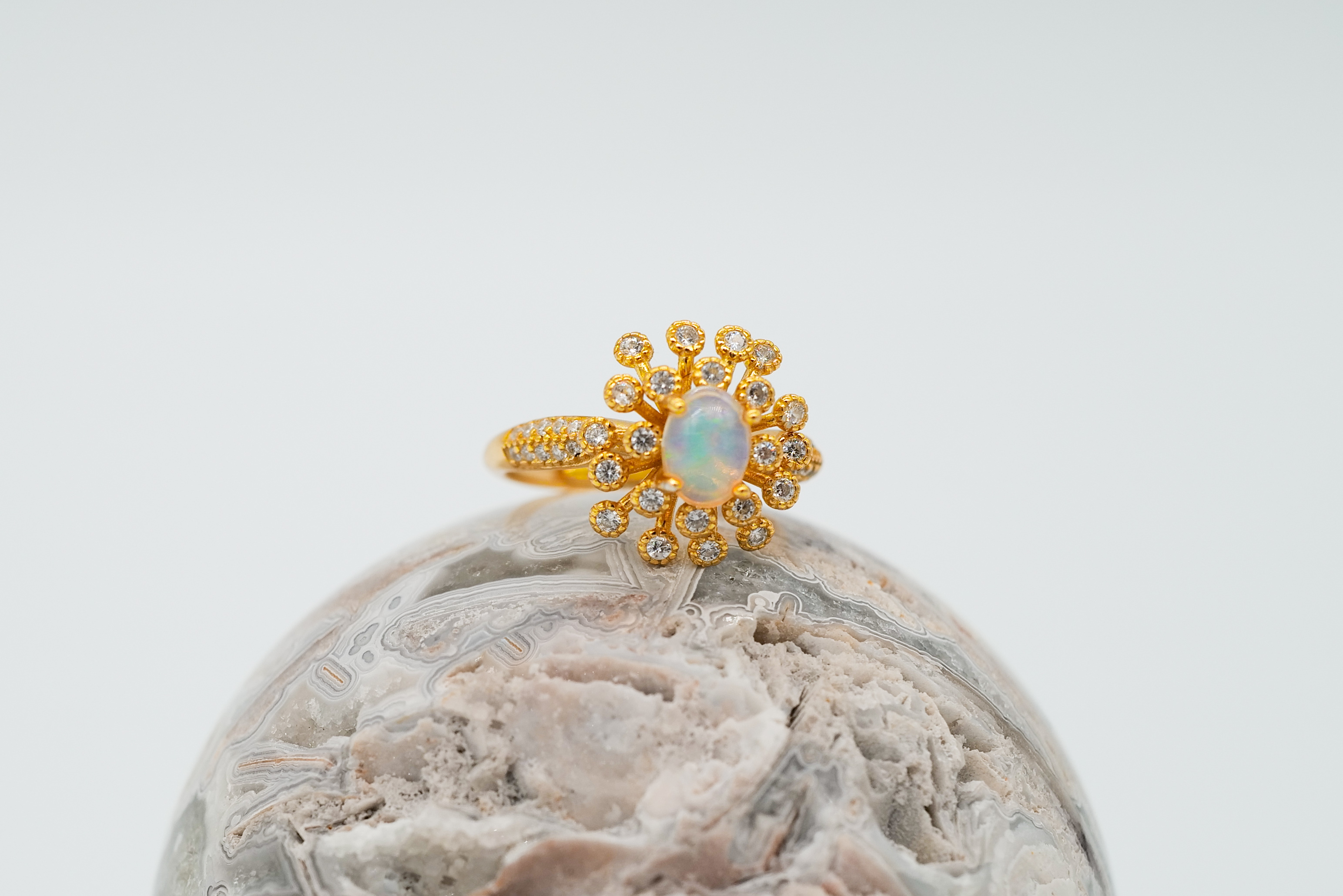 Anillo con ópalo etíope