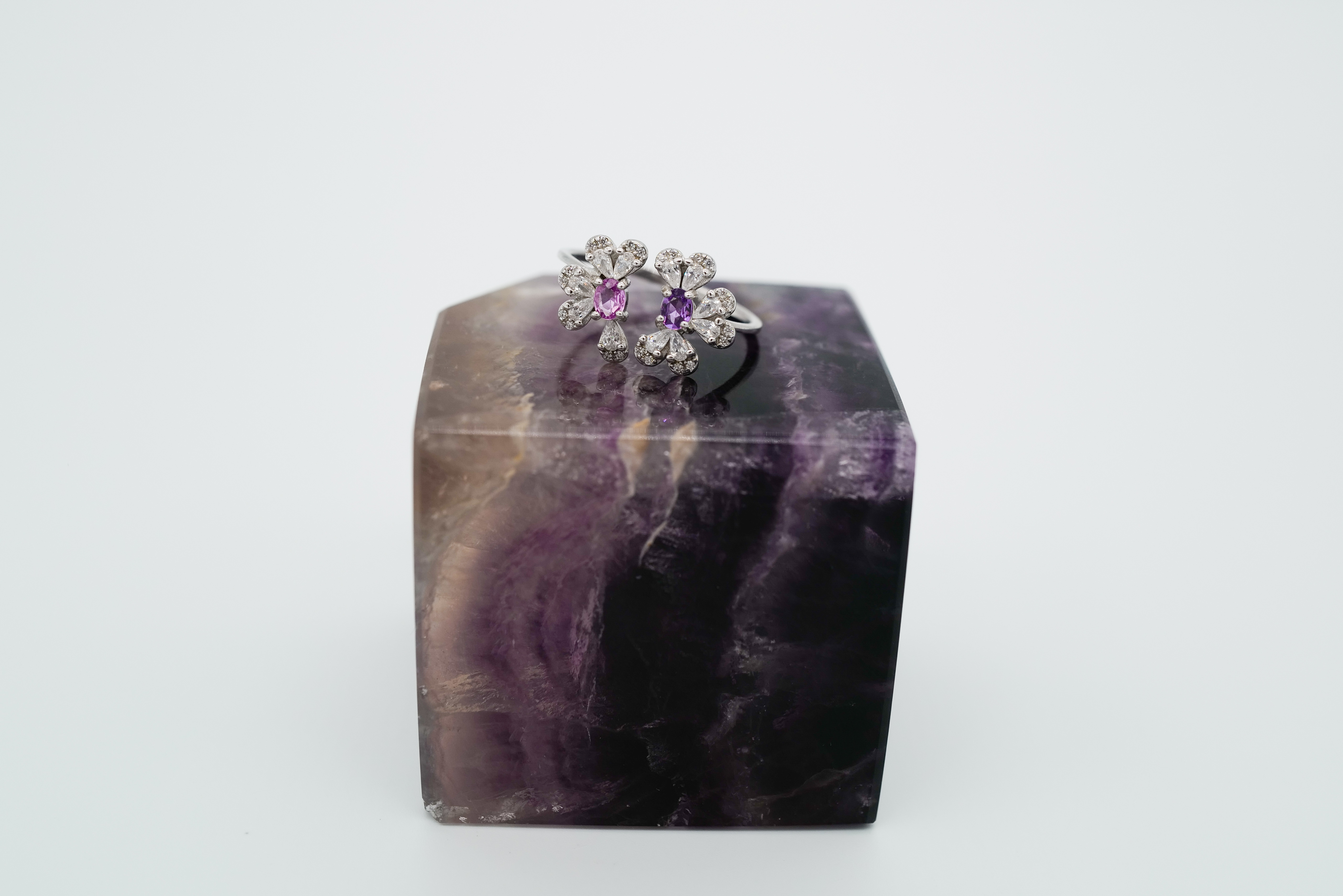 Anillo con zafiros rosas