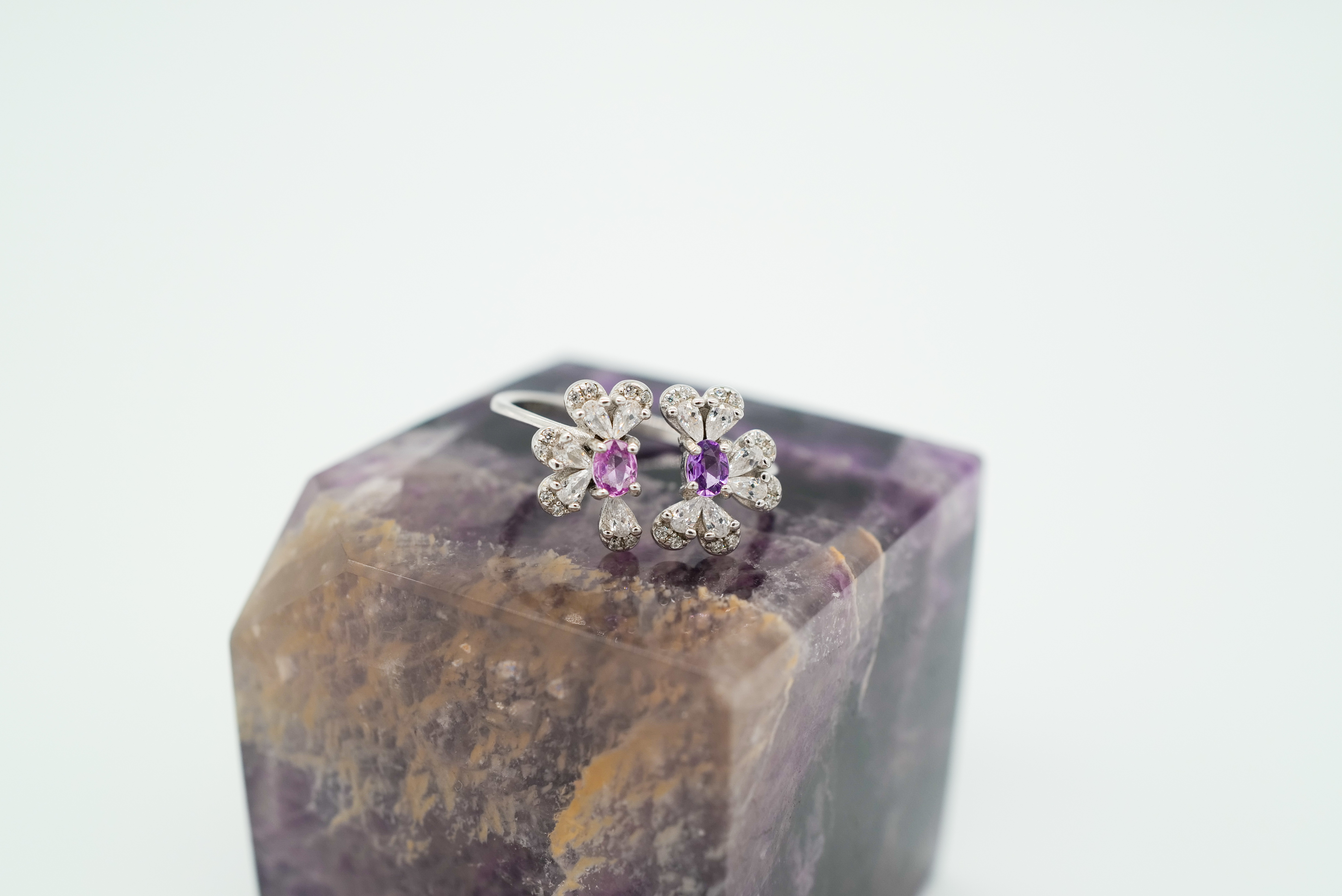 Anillo con zafiros rosas