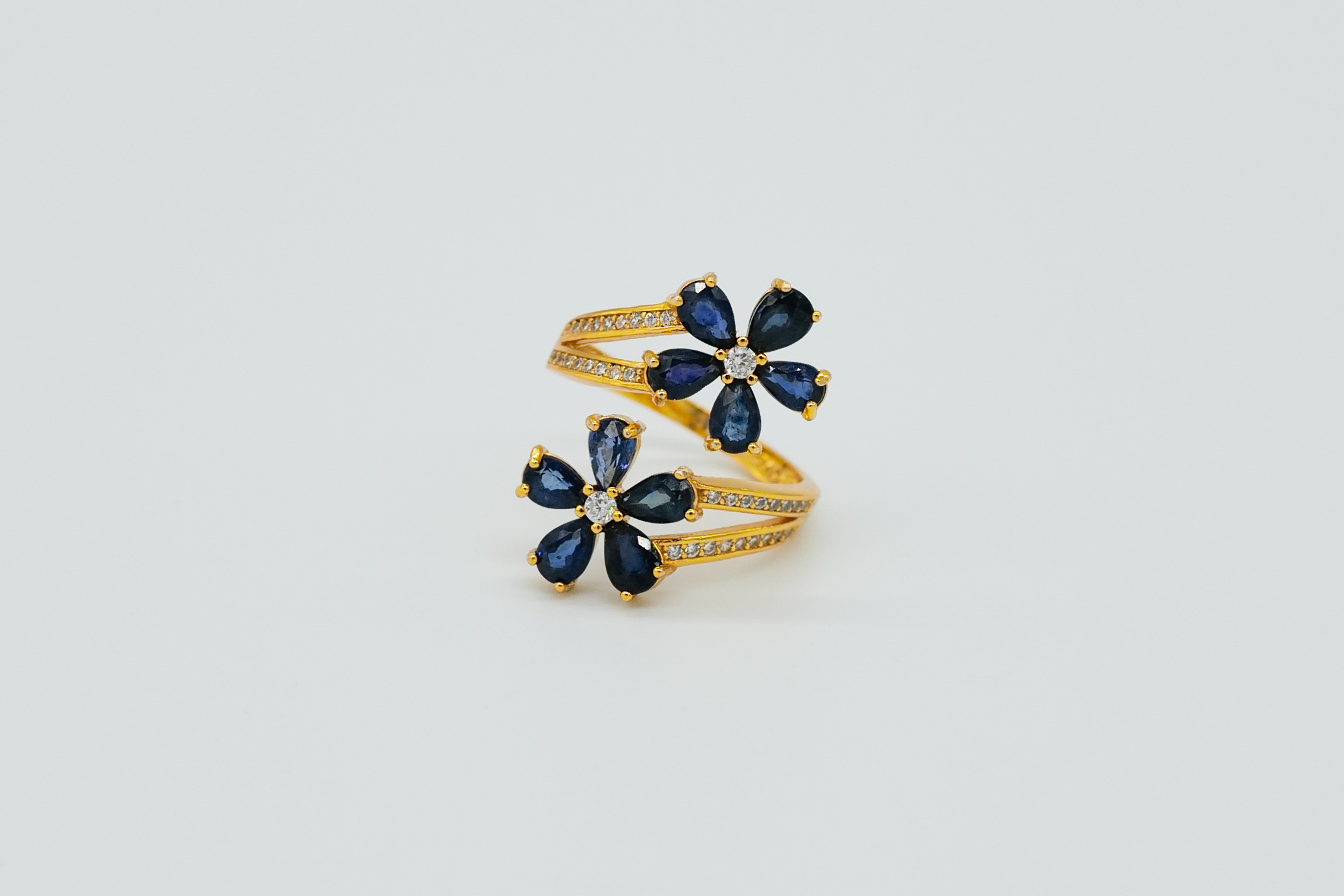 Anillo abierto de zafiros azules