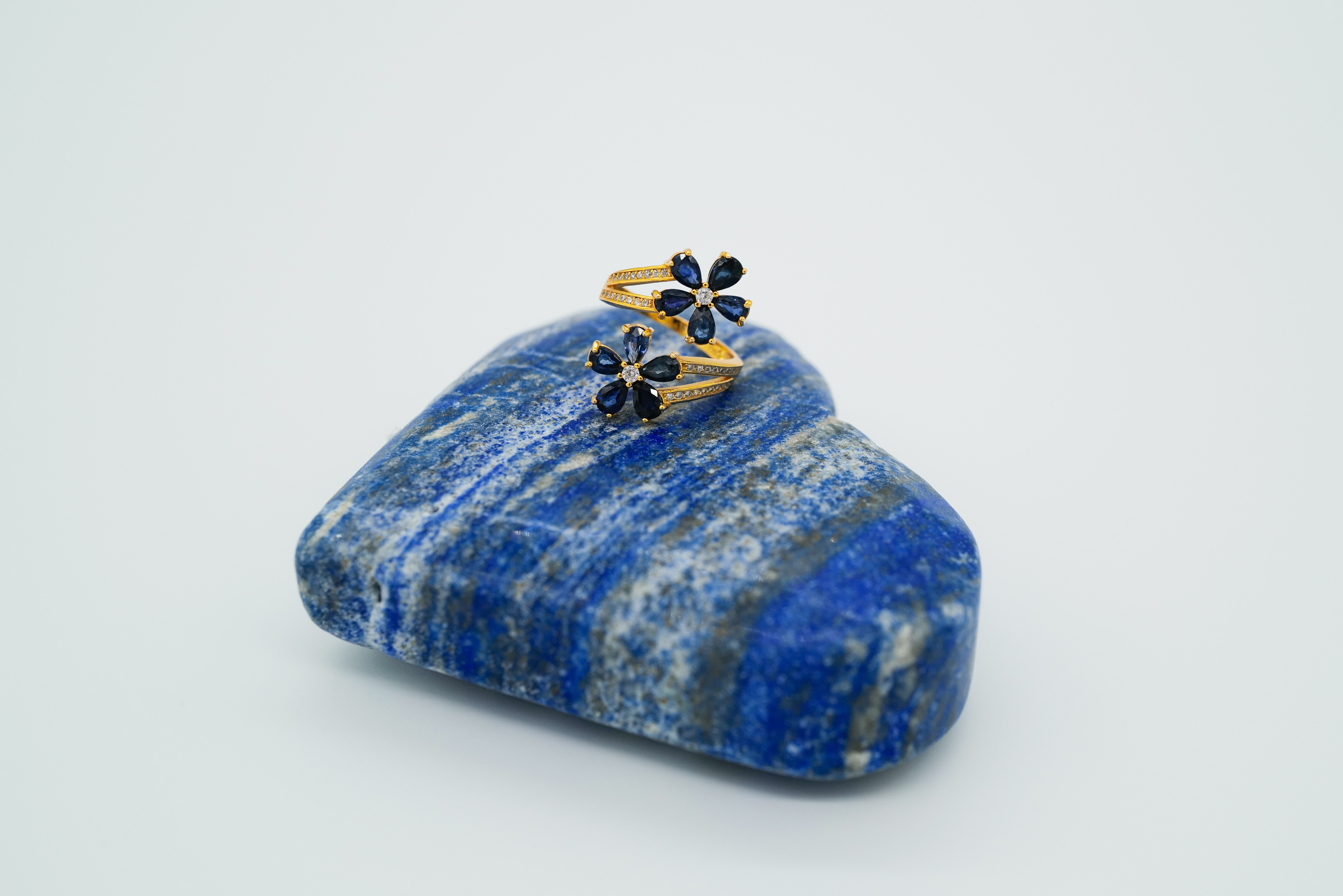 Anillo abierto de zafiros azules