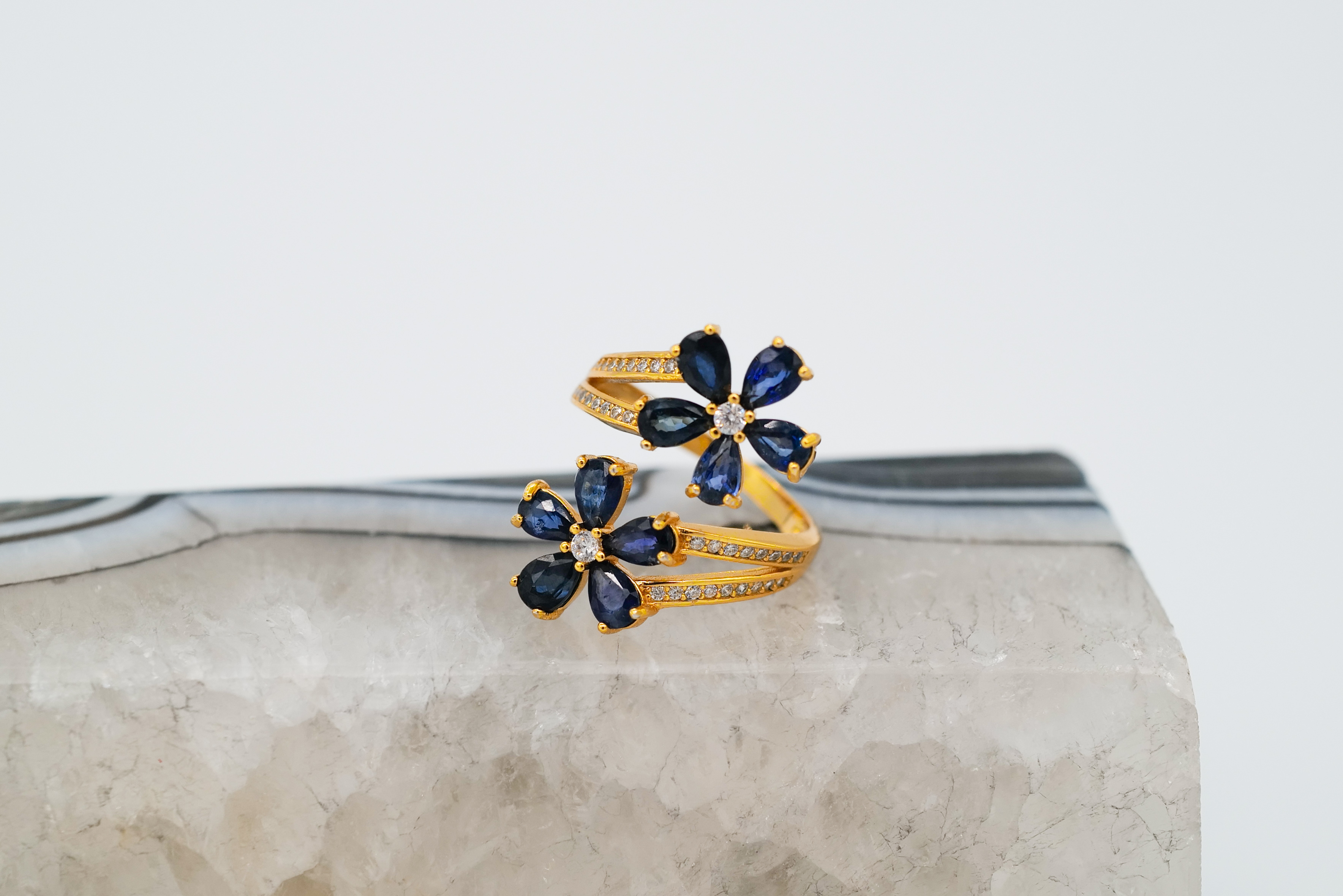 Anillo abierto de zafiros azules