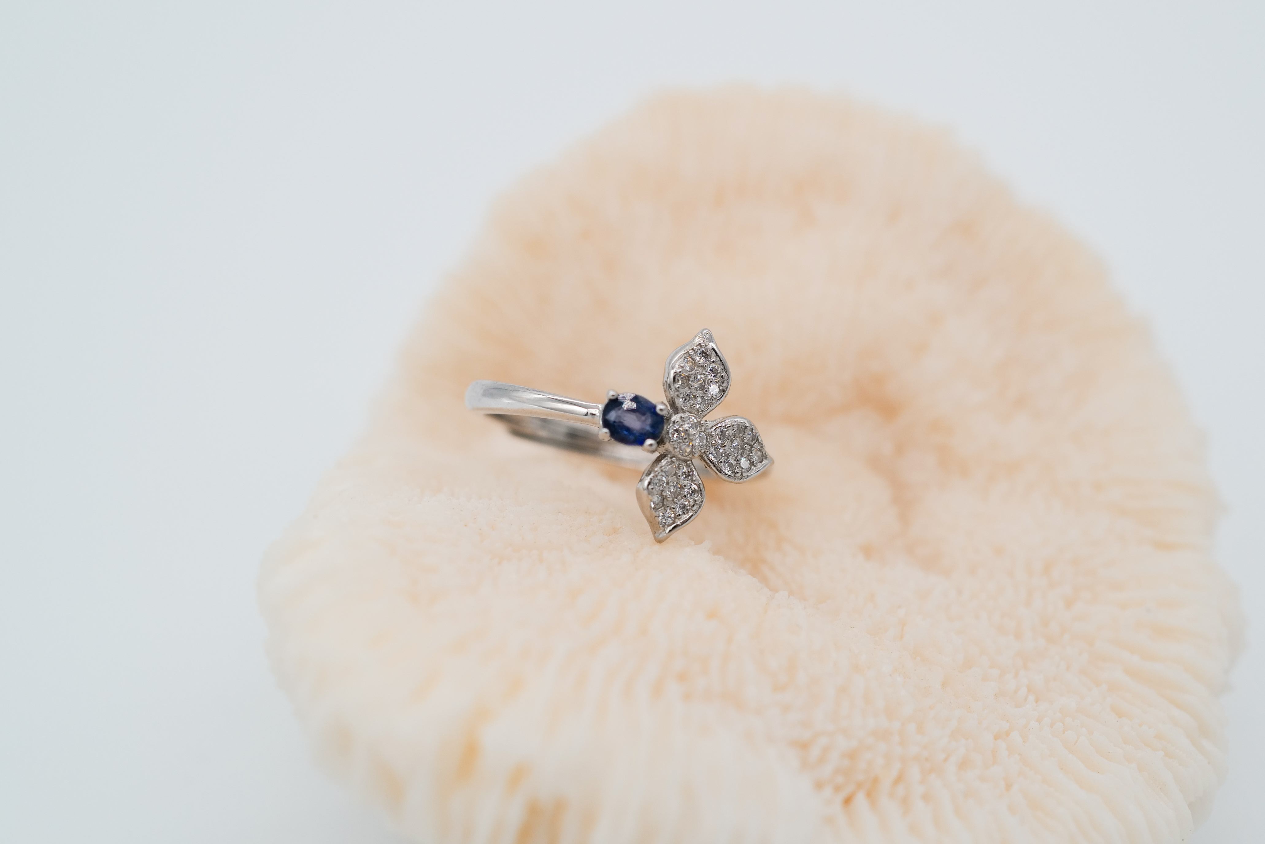 Anillo con zafiro azul