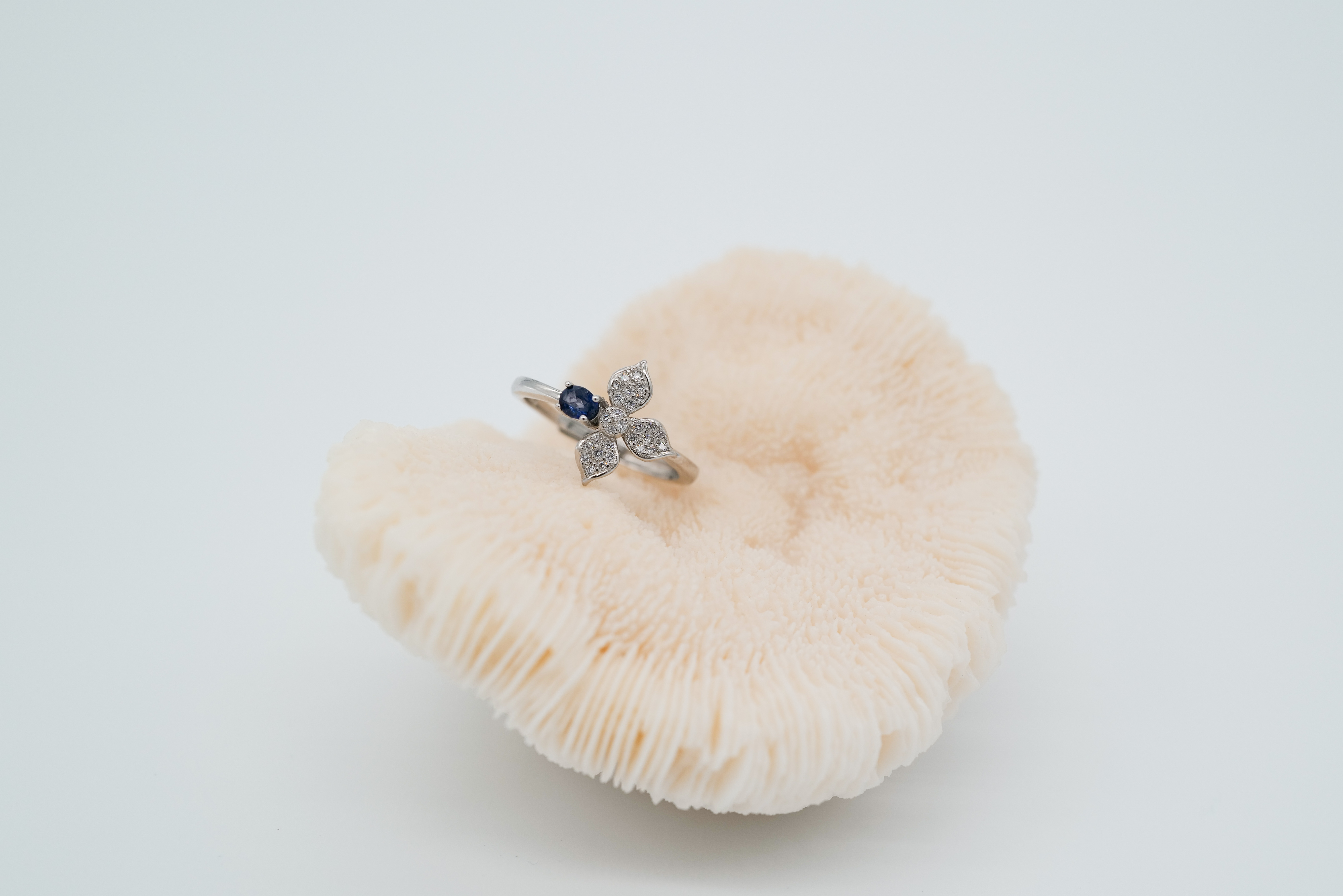 Anillo con zafiro azul