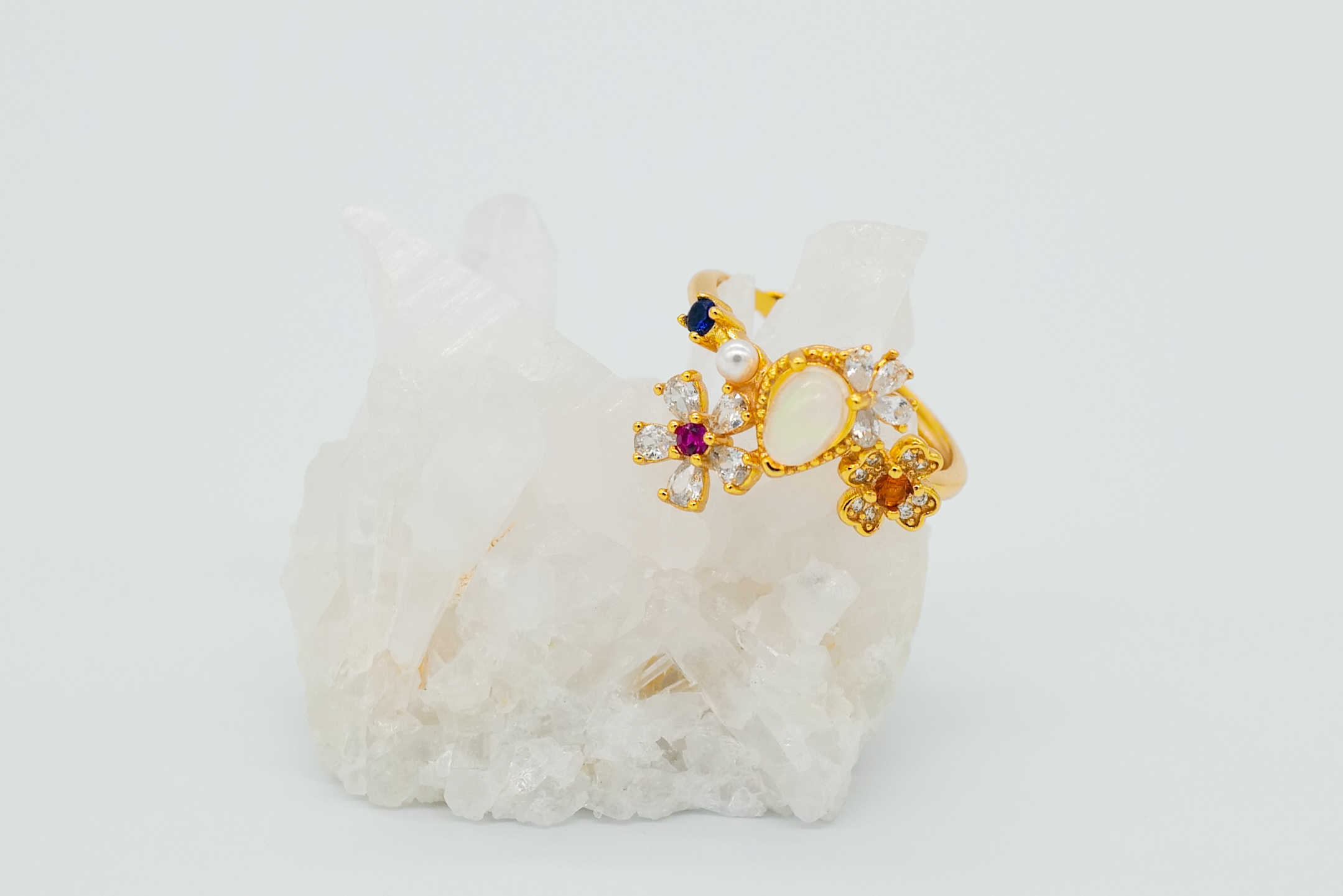 Anillo con ópalo etíope