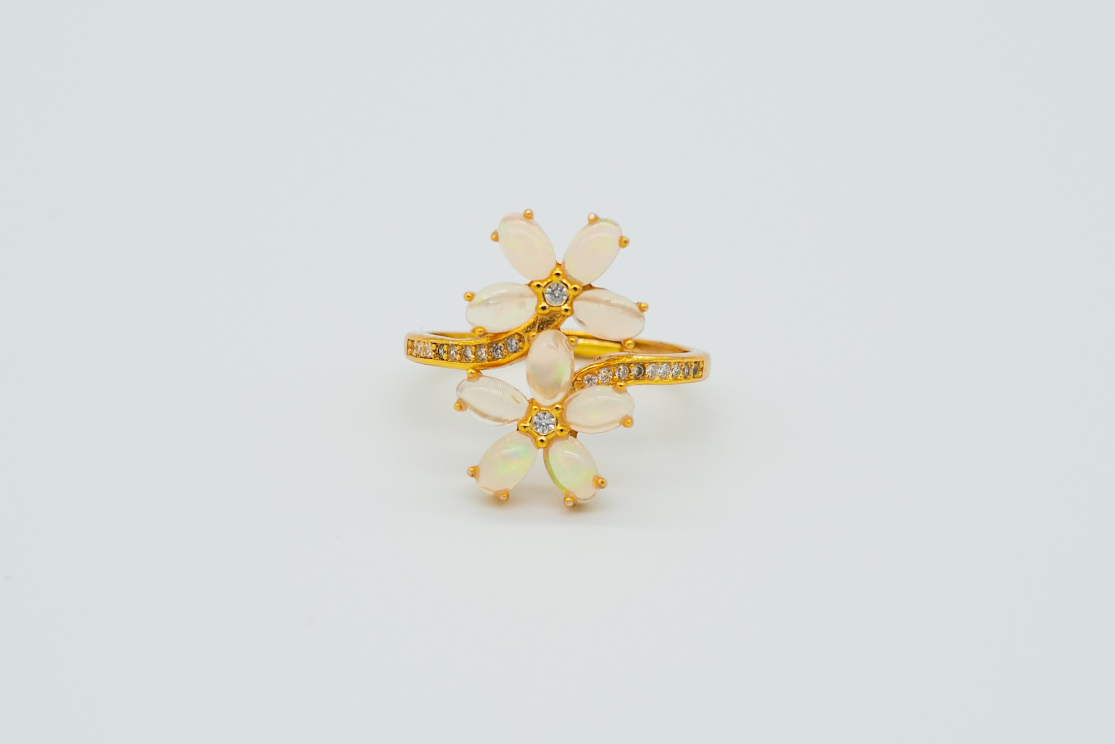 Anillo con ópalos etíopes en forma de flores