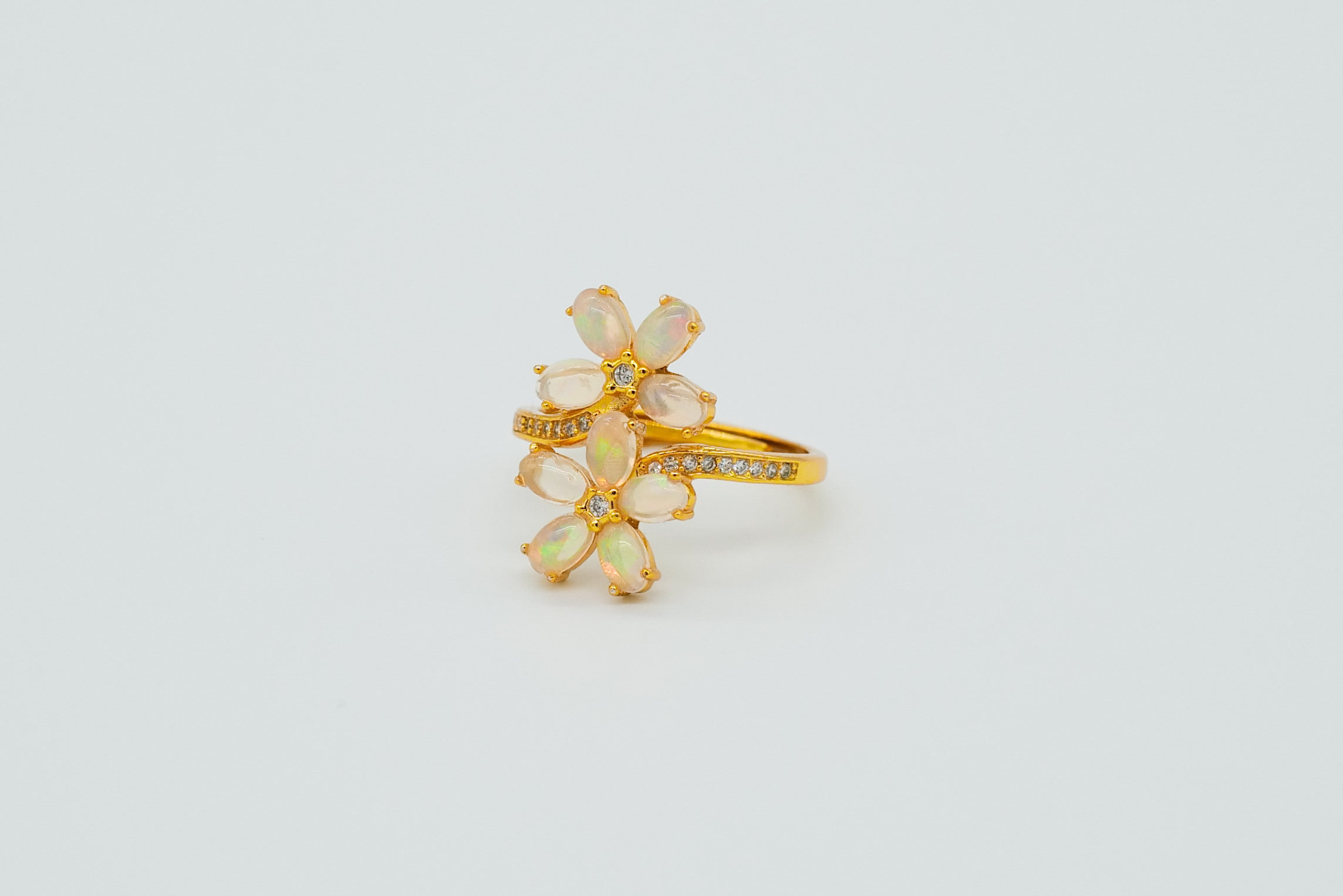 Anillo con ópalos etíopes en forma de flores