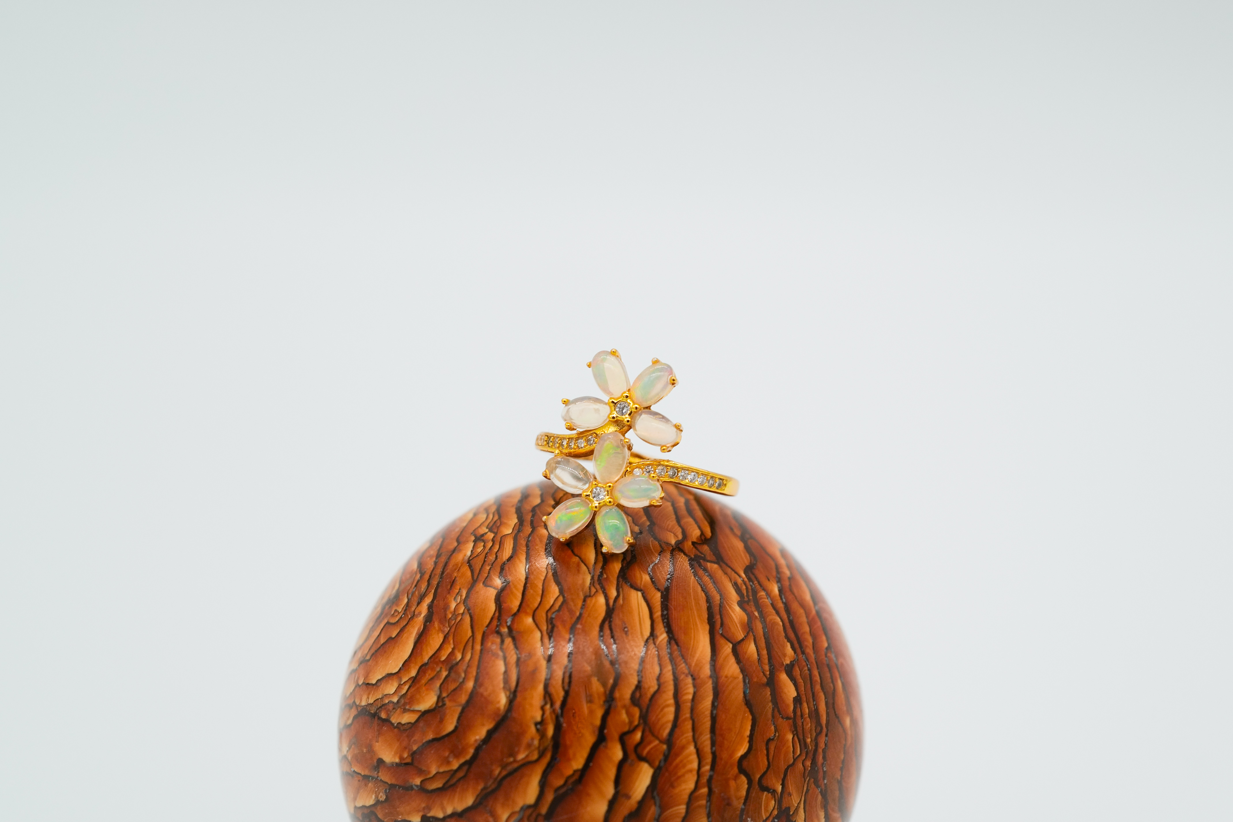 Anillo con ópalos etíopes en forma de flores
