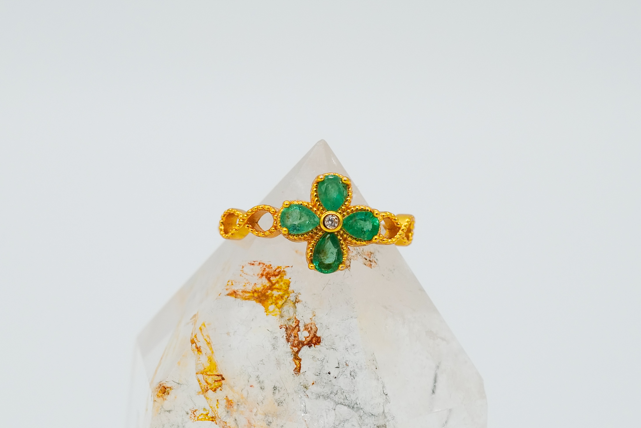 Anillo con esmeraldas