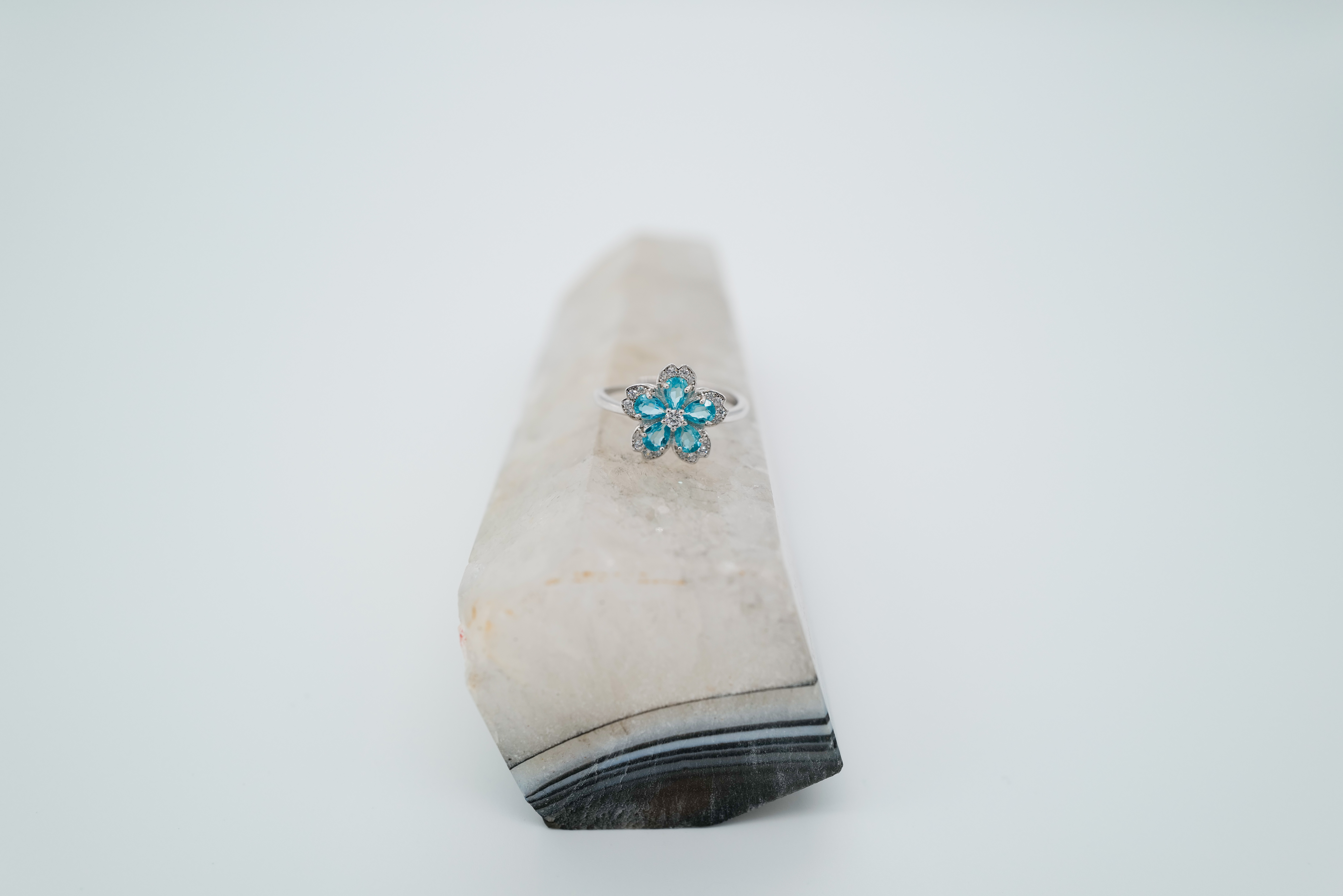 Anillo con topacios azul cielo