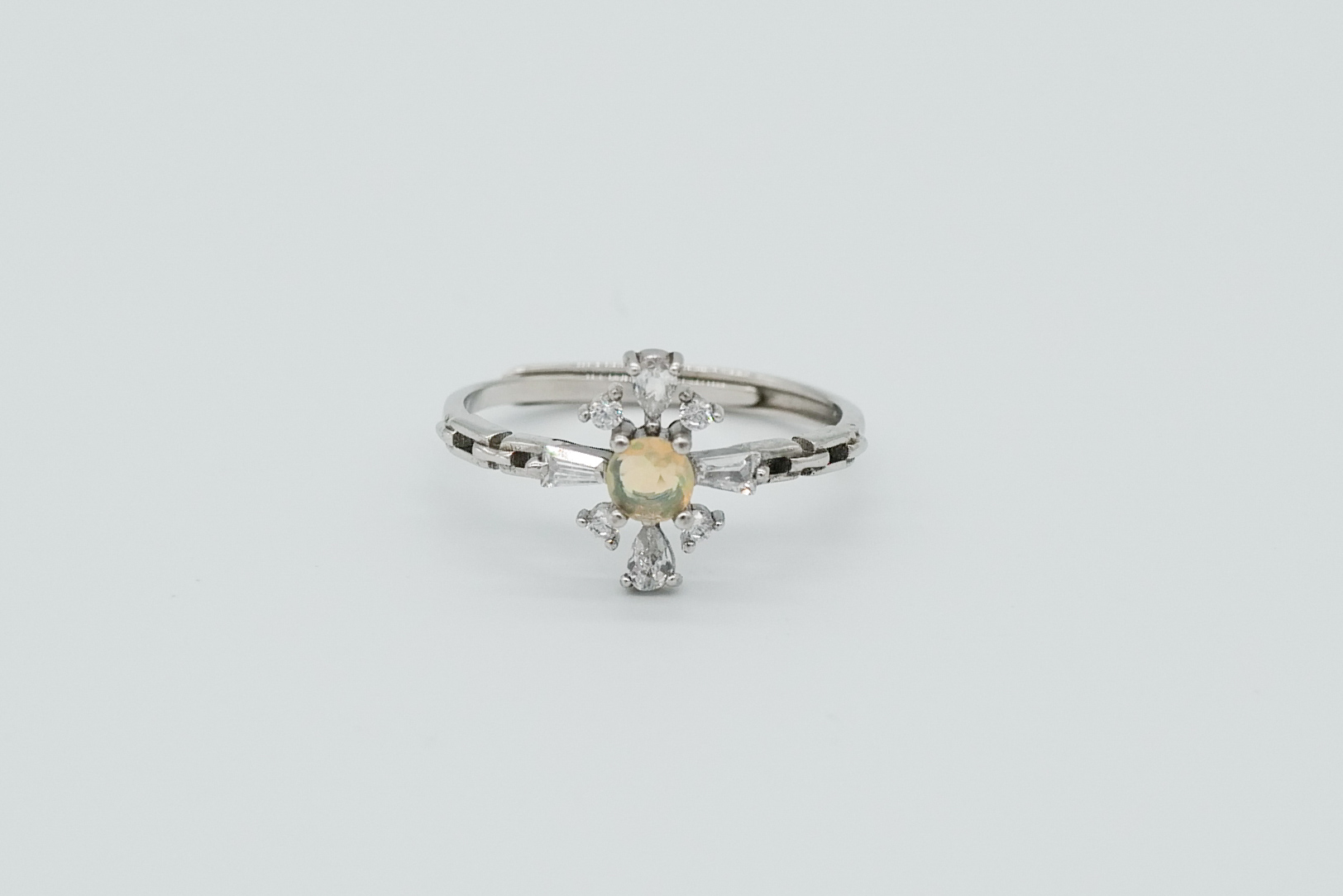 Anillo con ópalo etíope