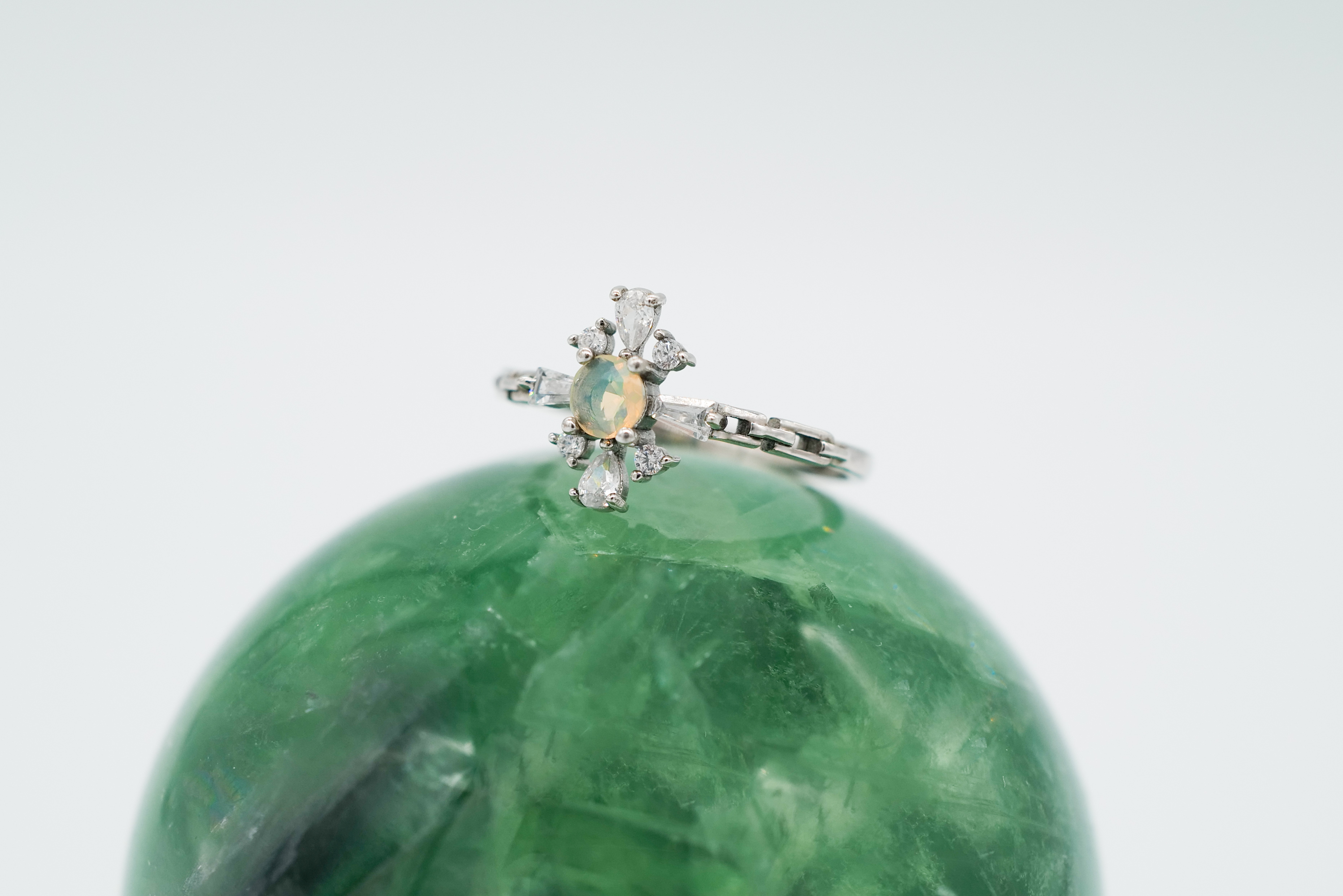 Anillo con ópalo etíope