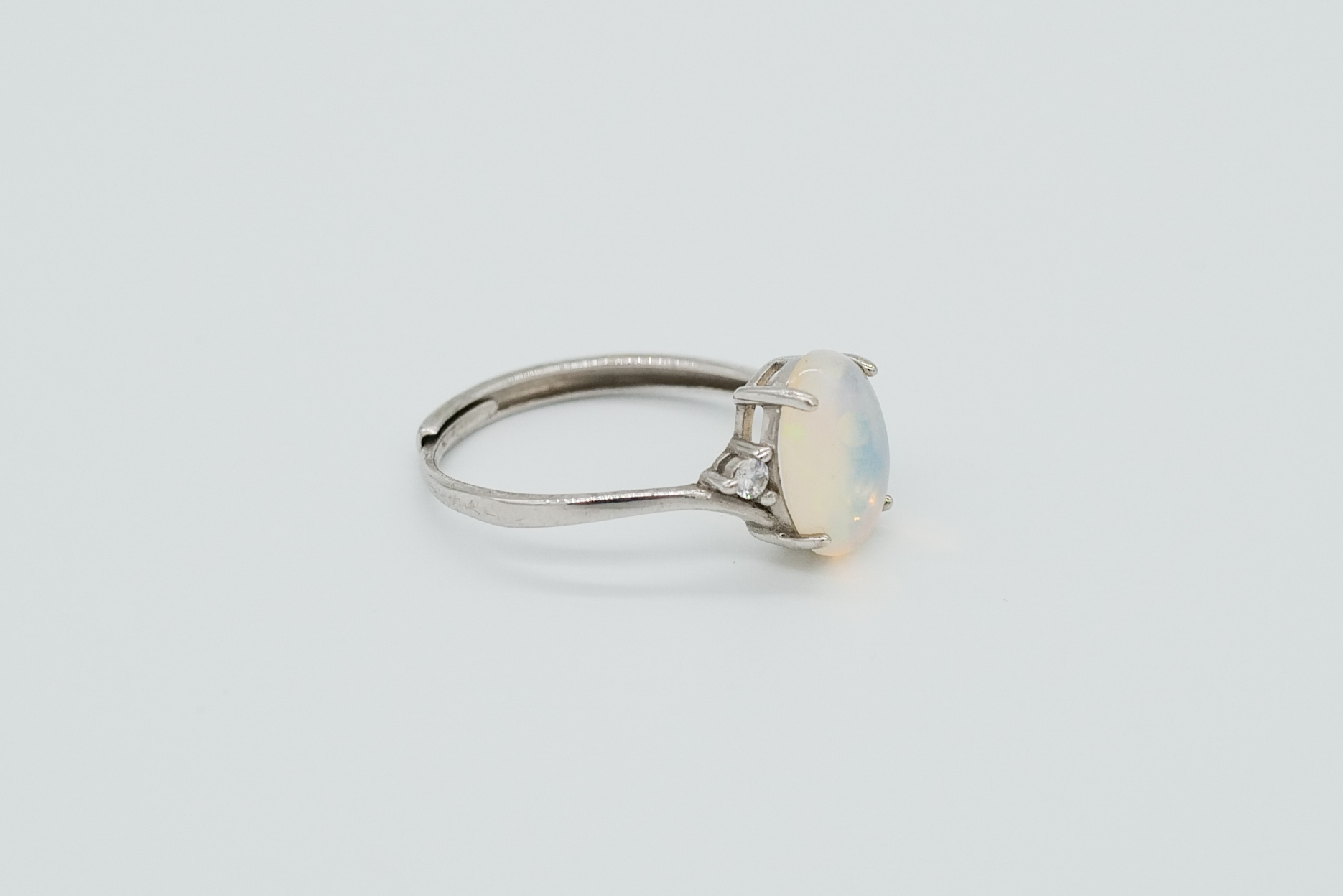 Anillo con ópalo etíope