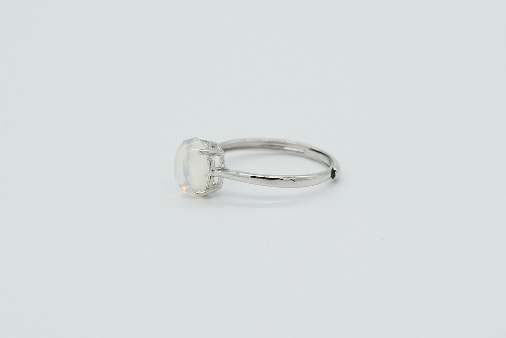 Anillo con ópalo etíope