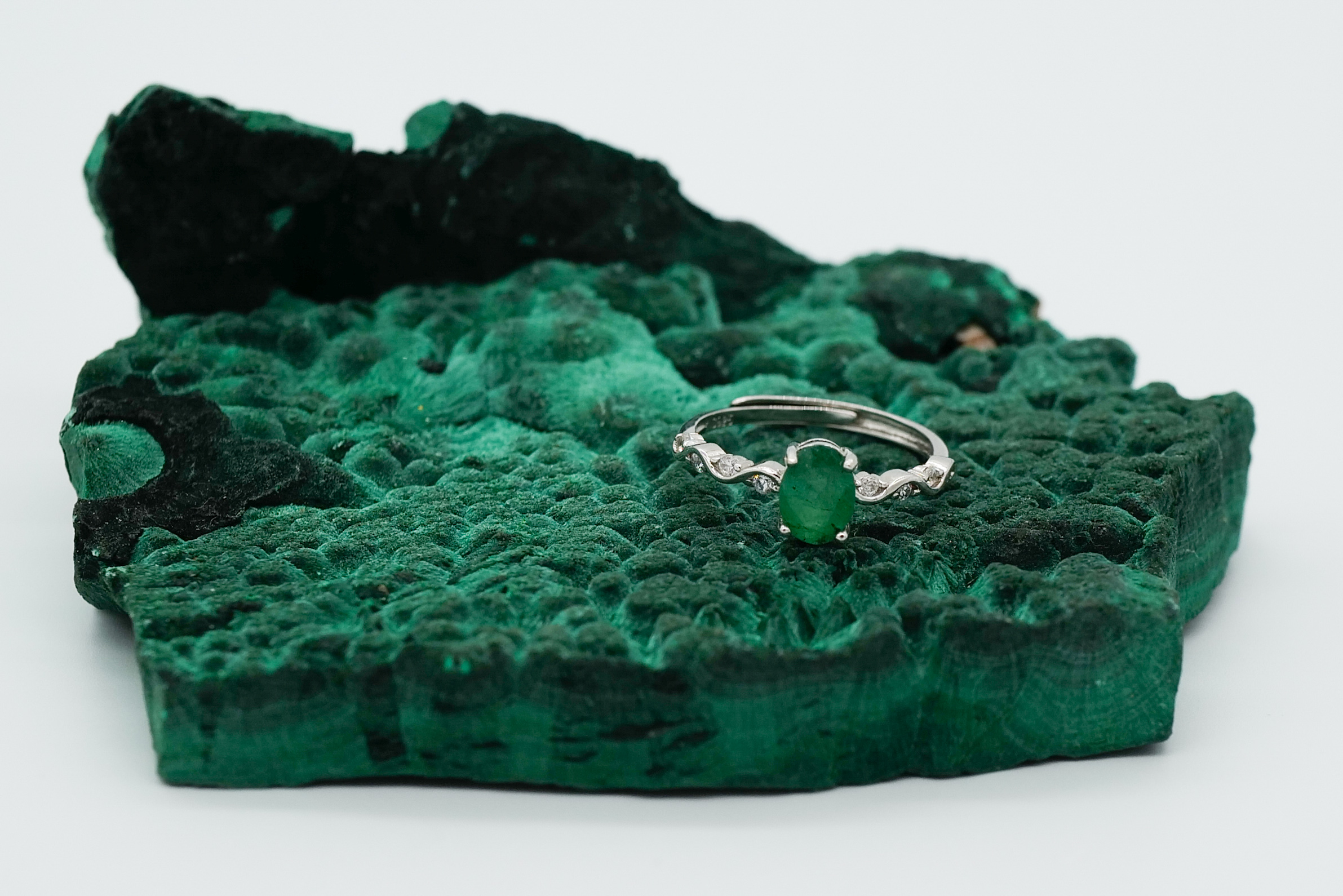 Anillo con esmeralda