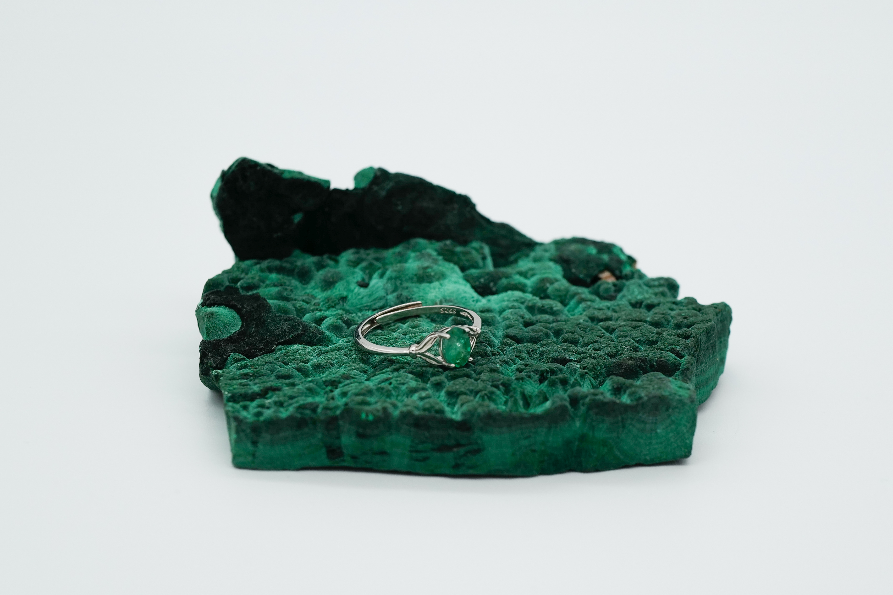 Anillo con esmeralda