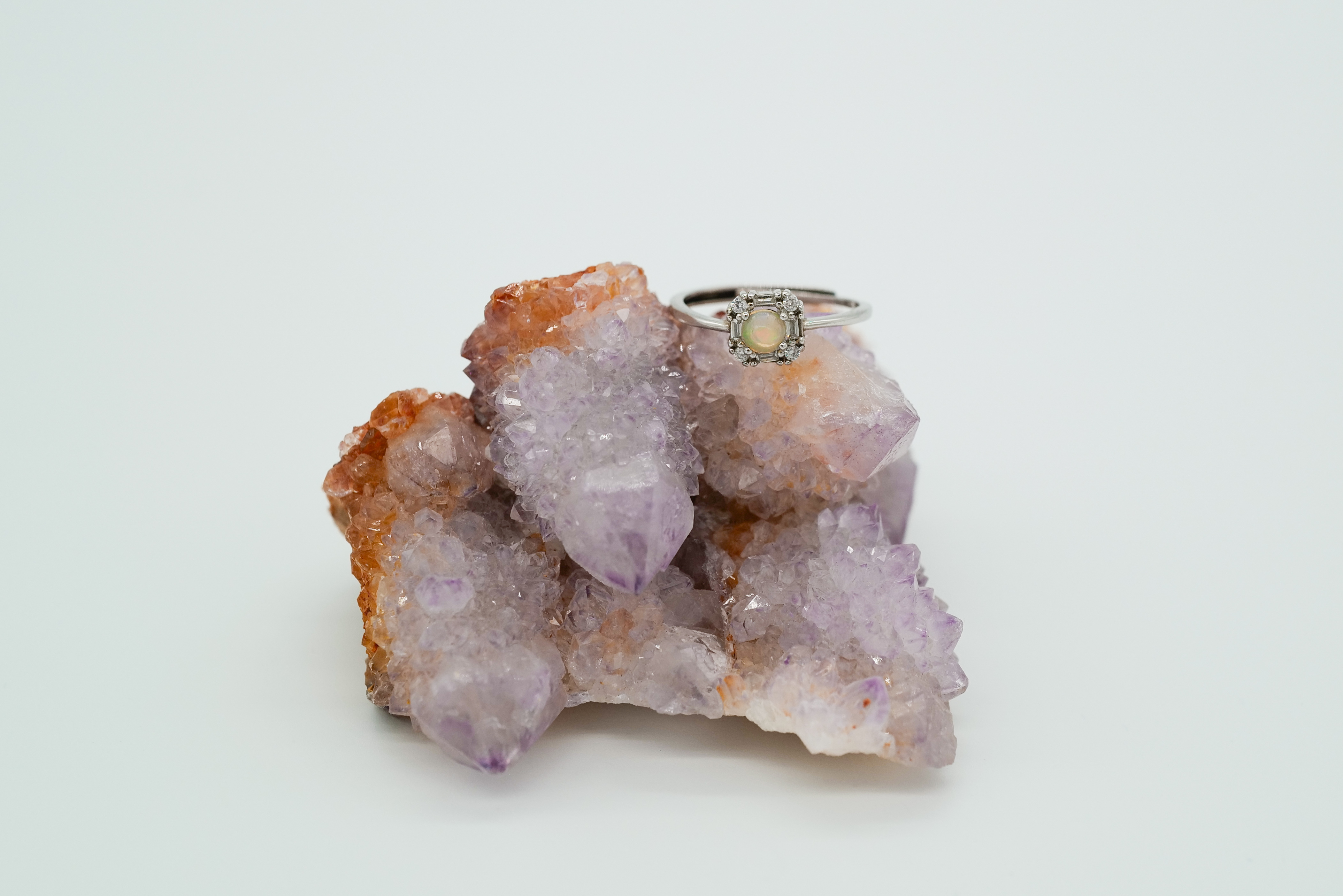 Anillo con ópalo etíope