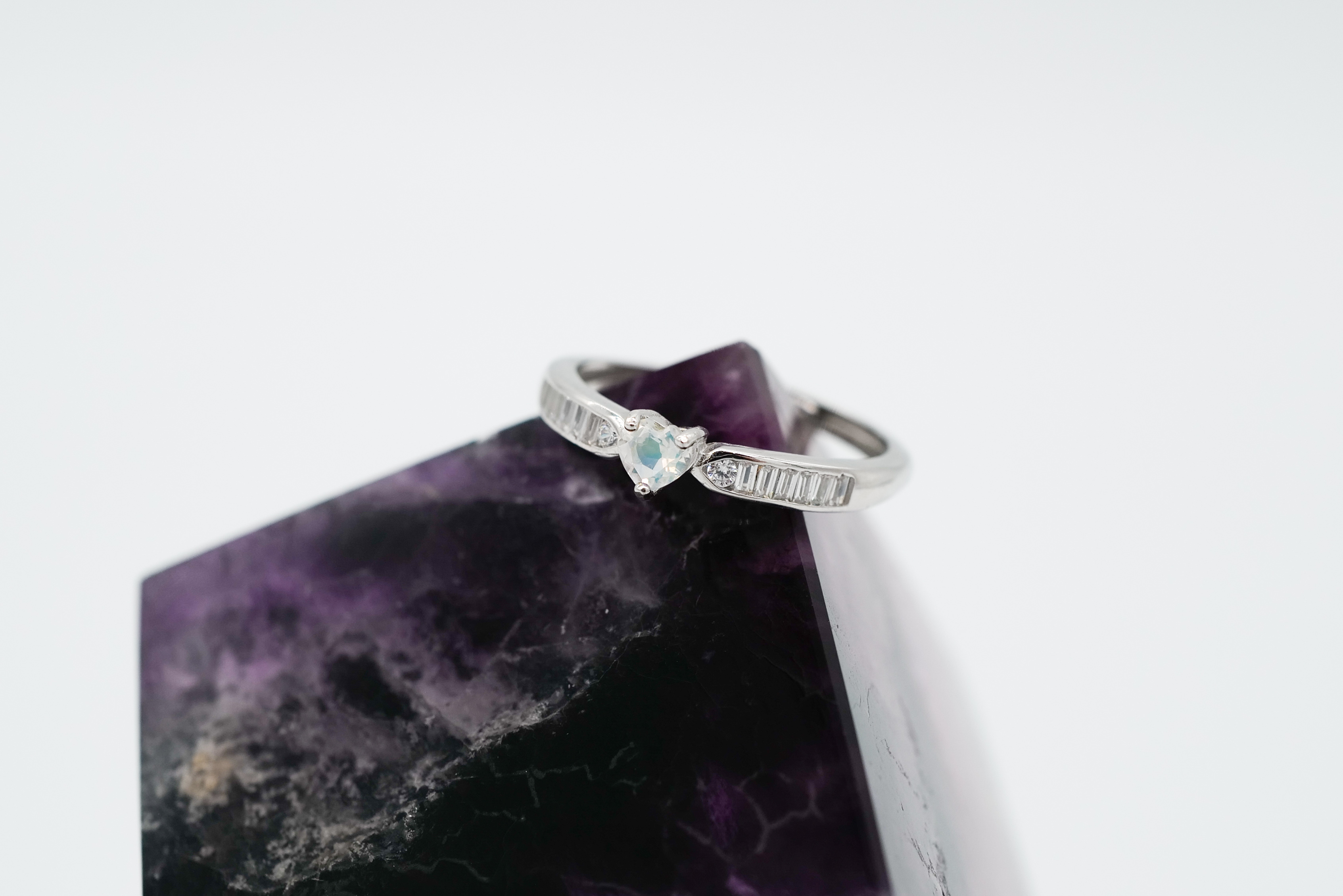 Anillo con moissanita