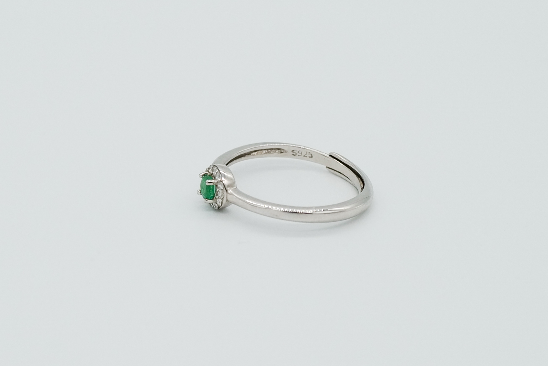 Anillo con esmeralda