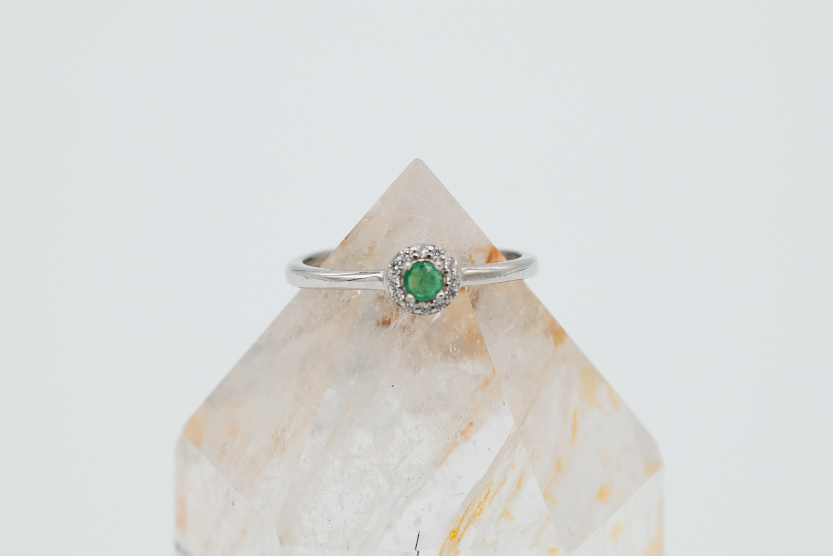 Anillo con esmeralda