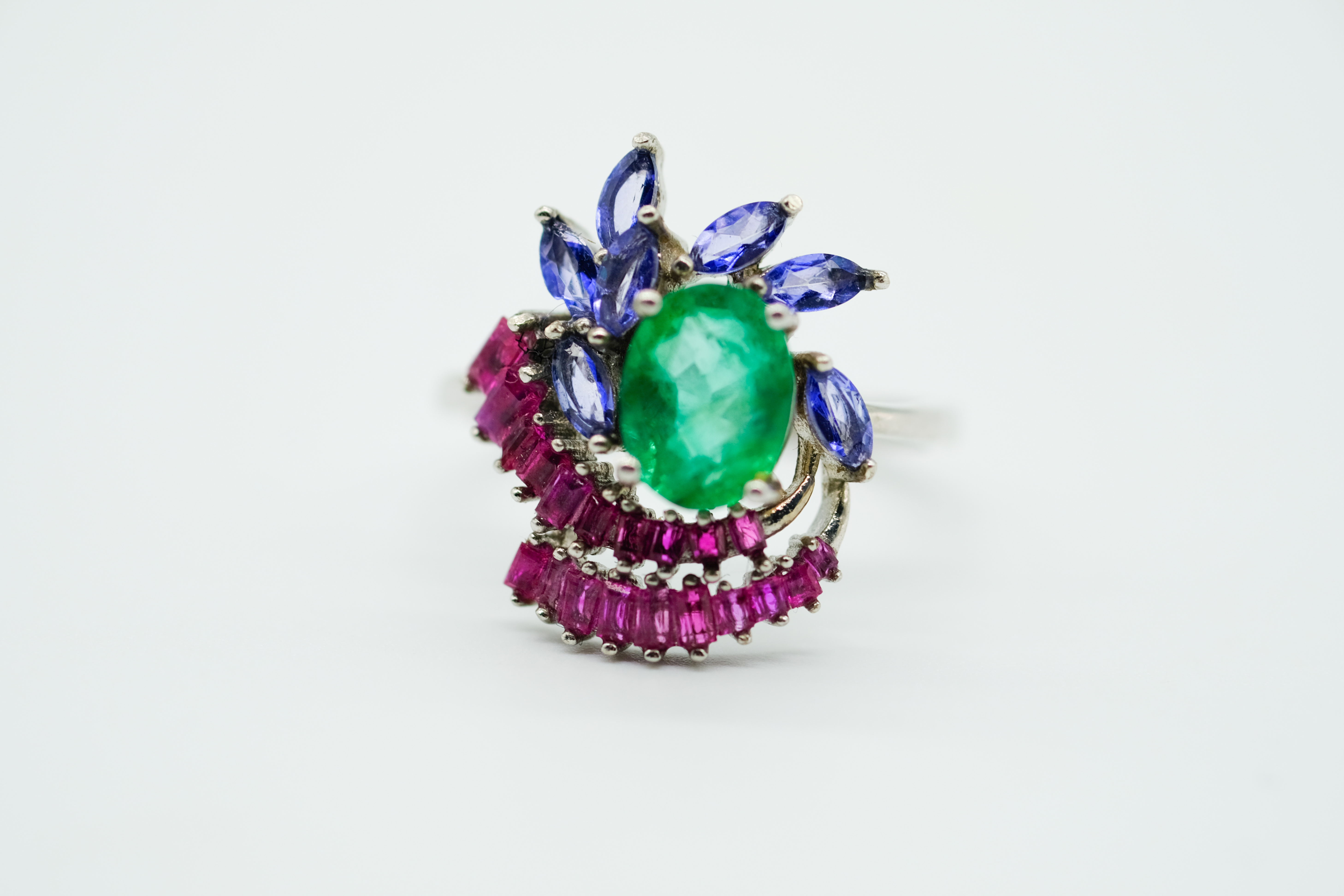 Anillo con gran esmeralda