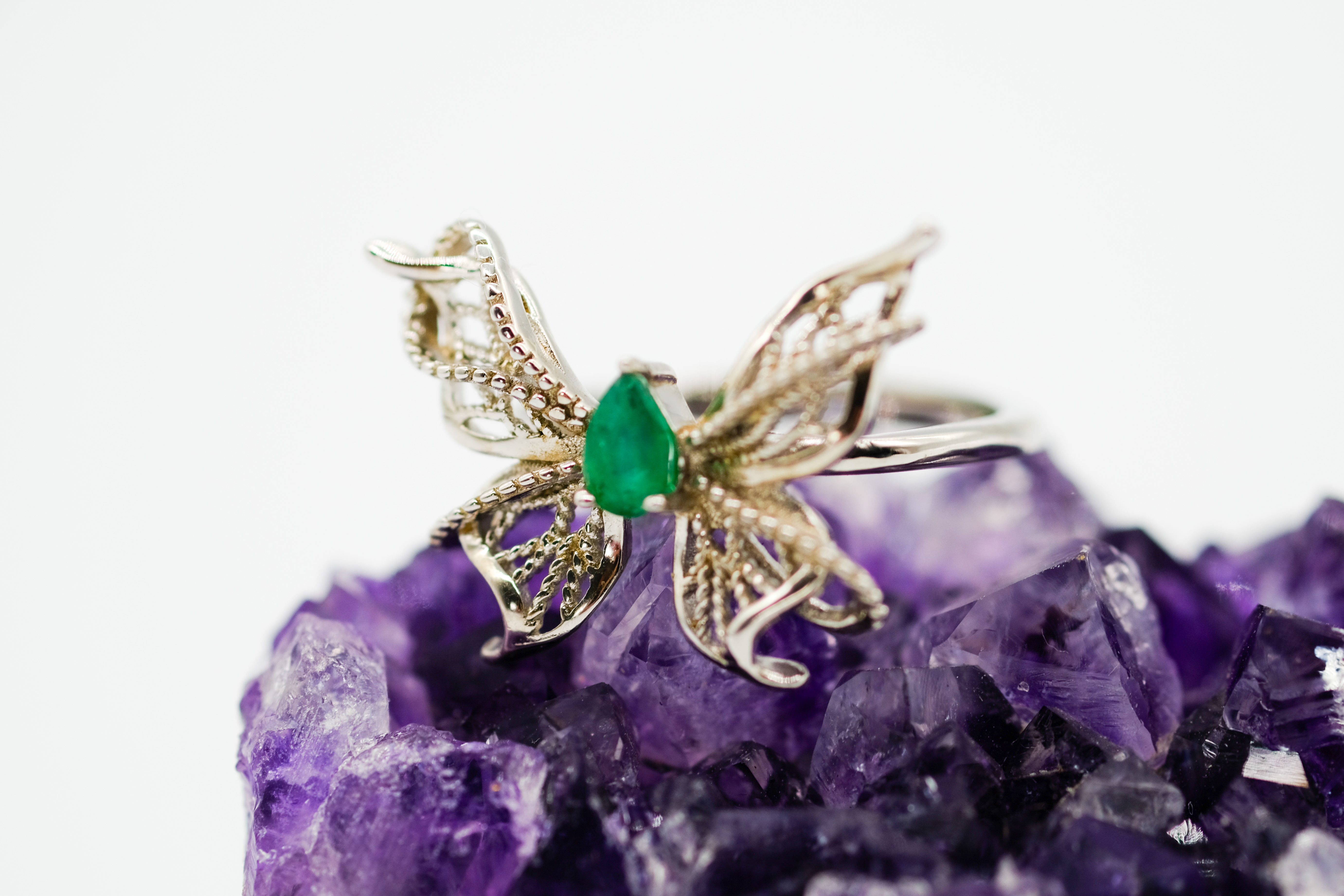 Anillo mariposa con esmeralda