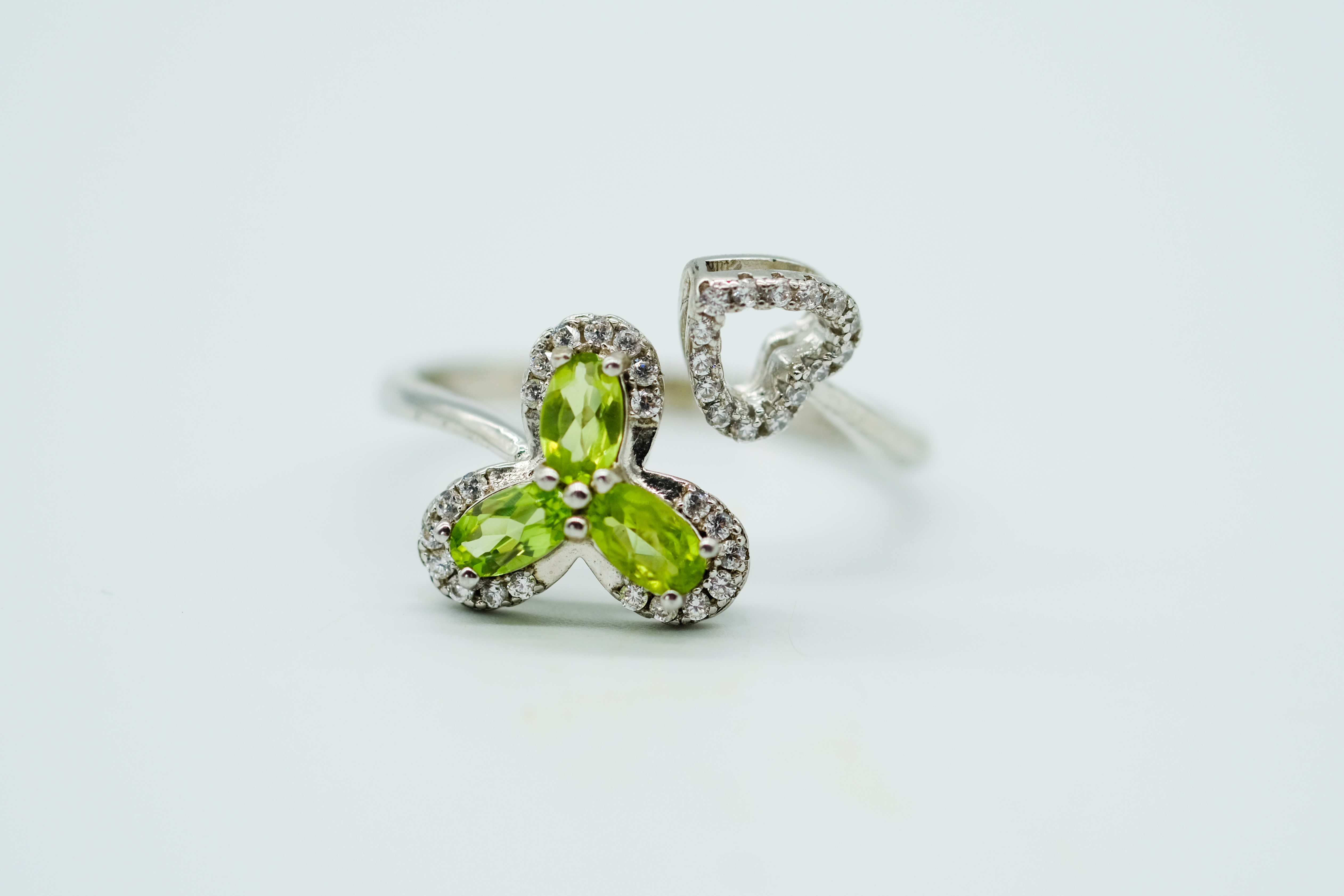 Anillo abierto con peridotos