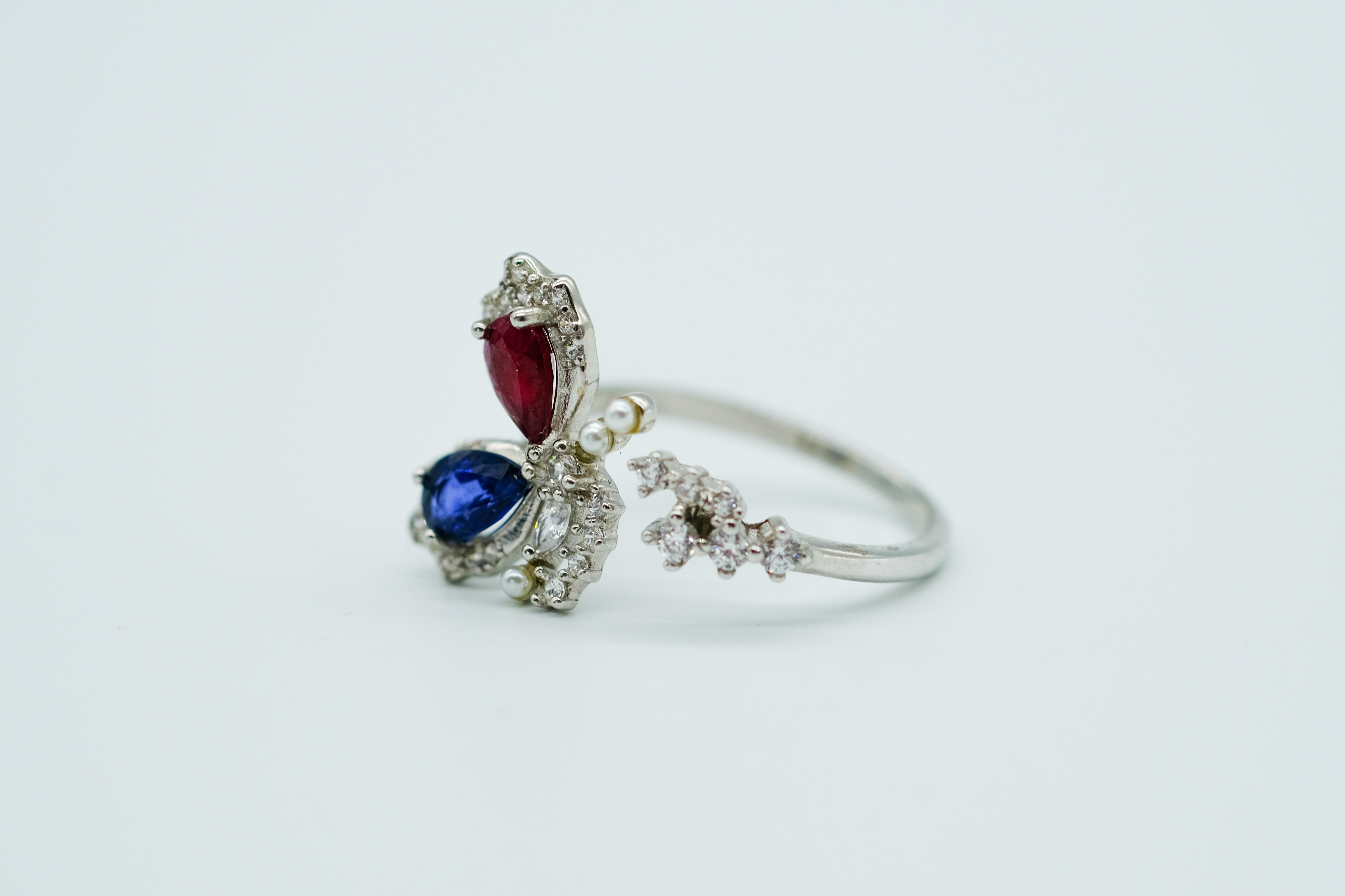 Anillo con rubí y zafiro