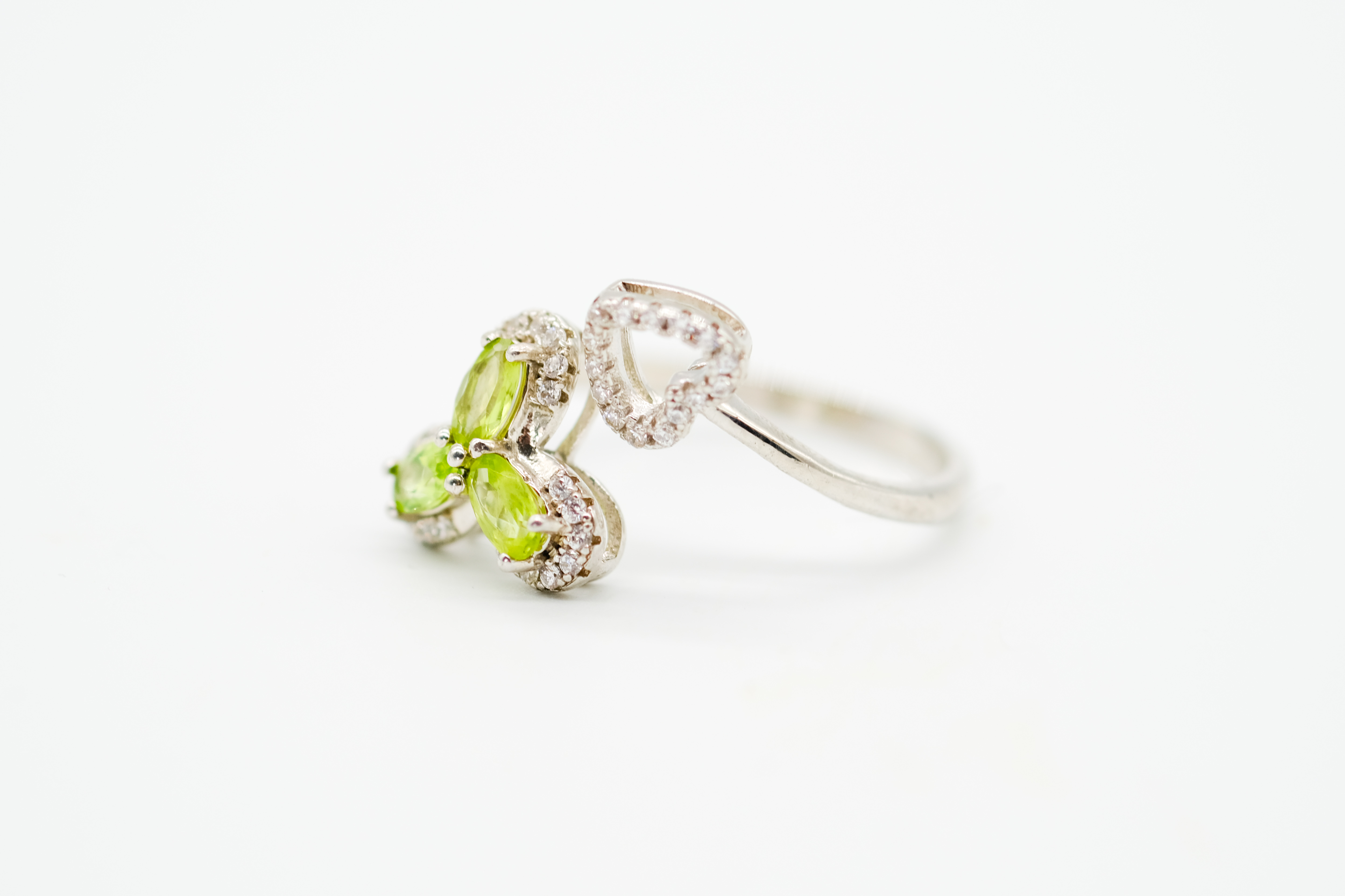 Anillo abierto con peridotos