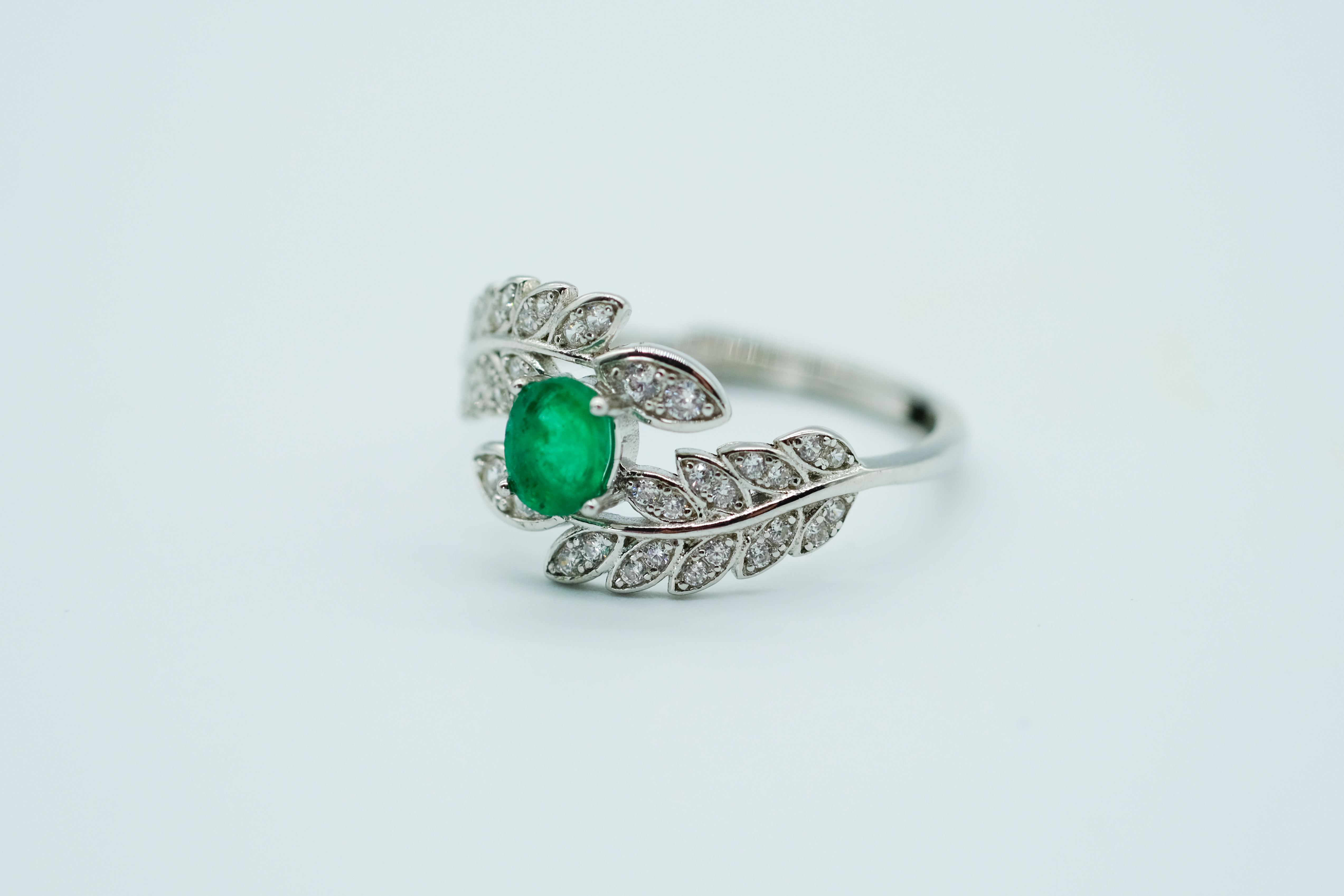 Anillo de laurel con esmeralda