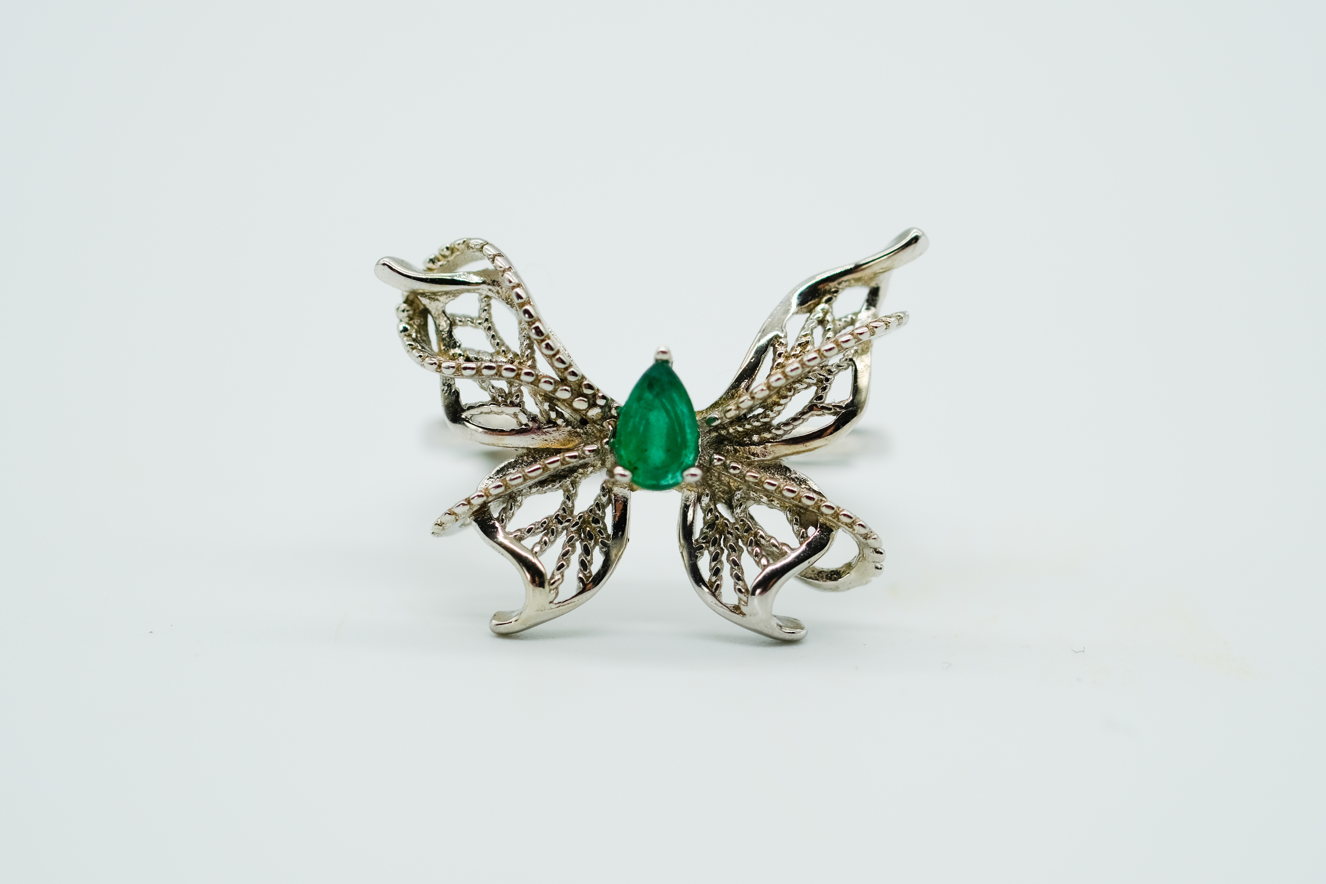 Anillo mariposa con esmeralda