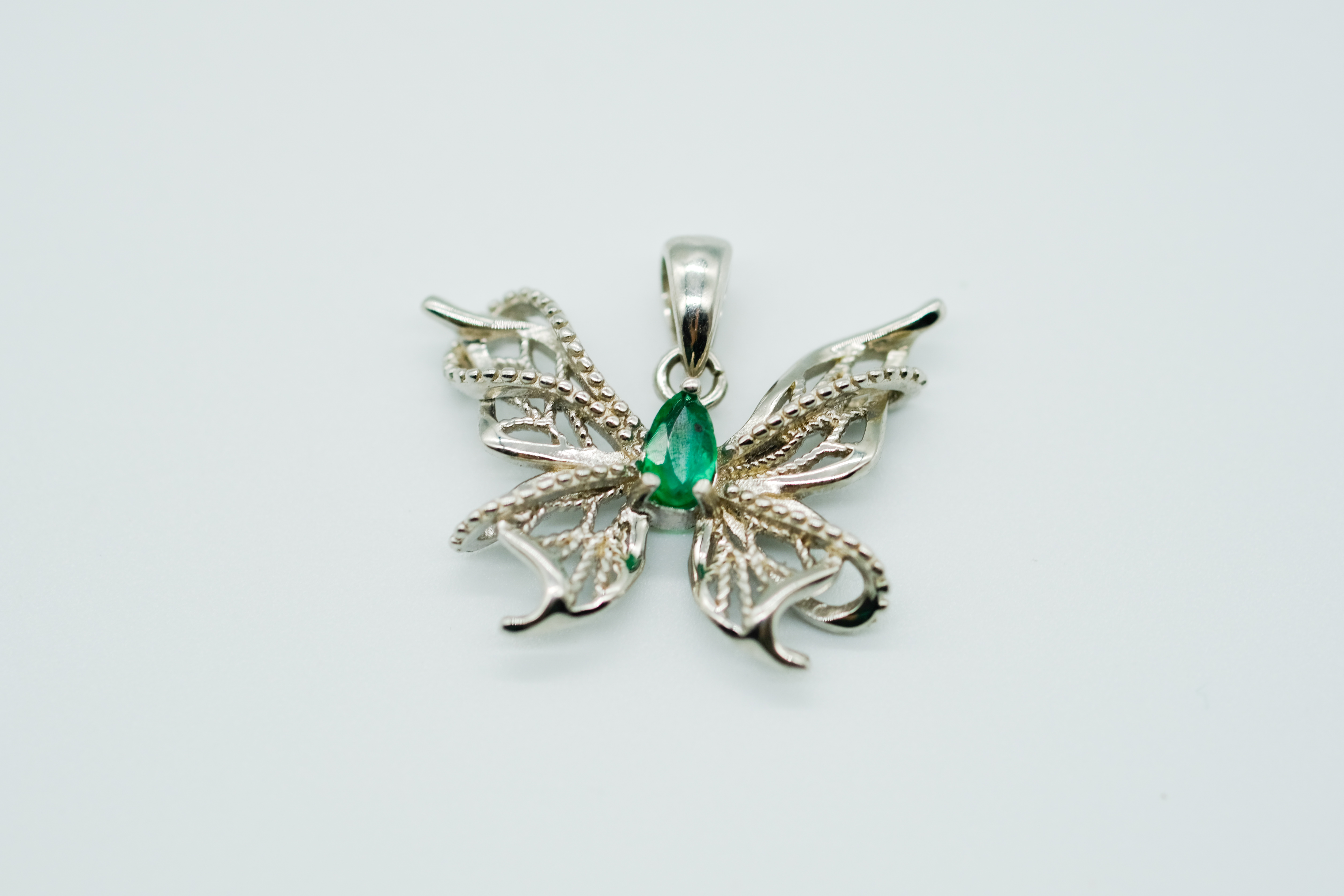 Colgante mariposa con esmeralda