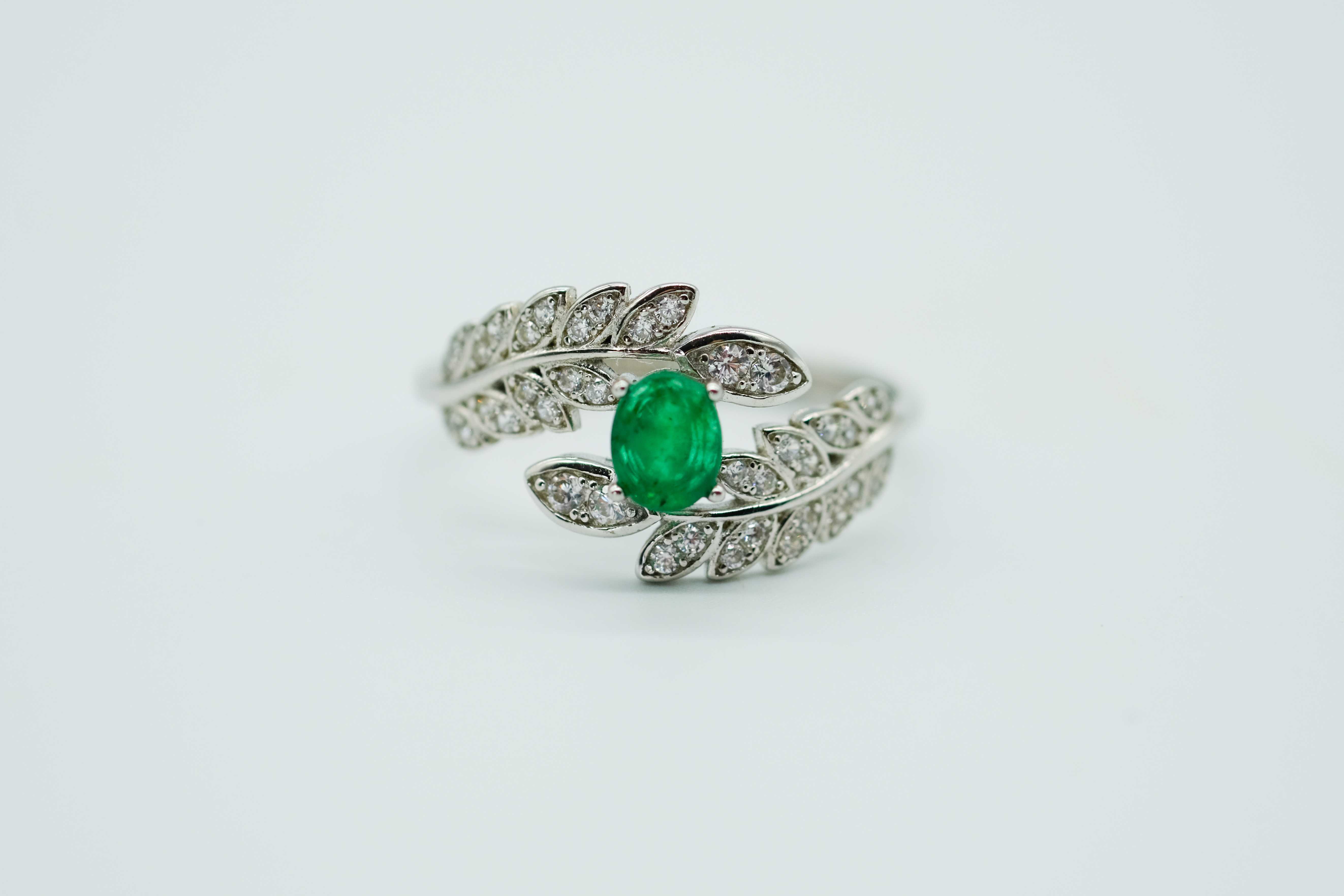 Anillo de laurel con esmeralda