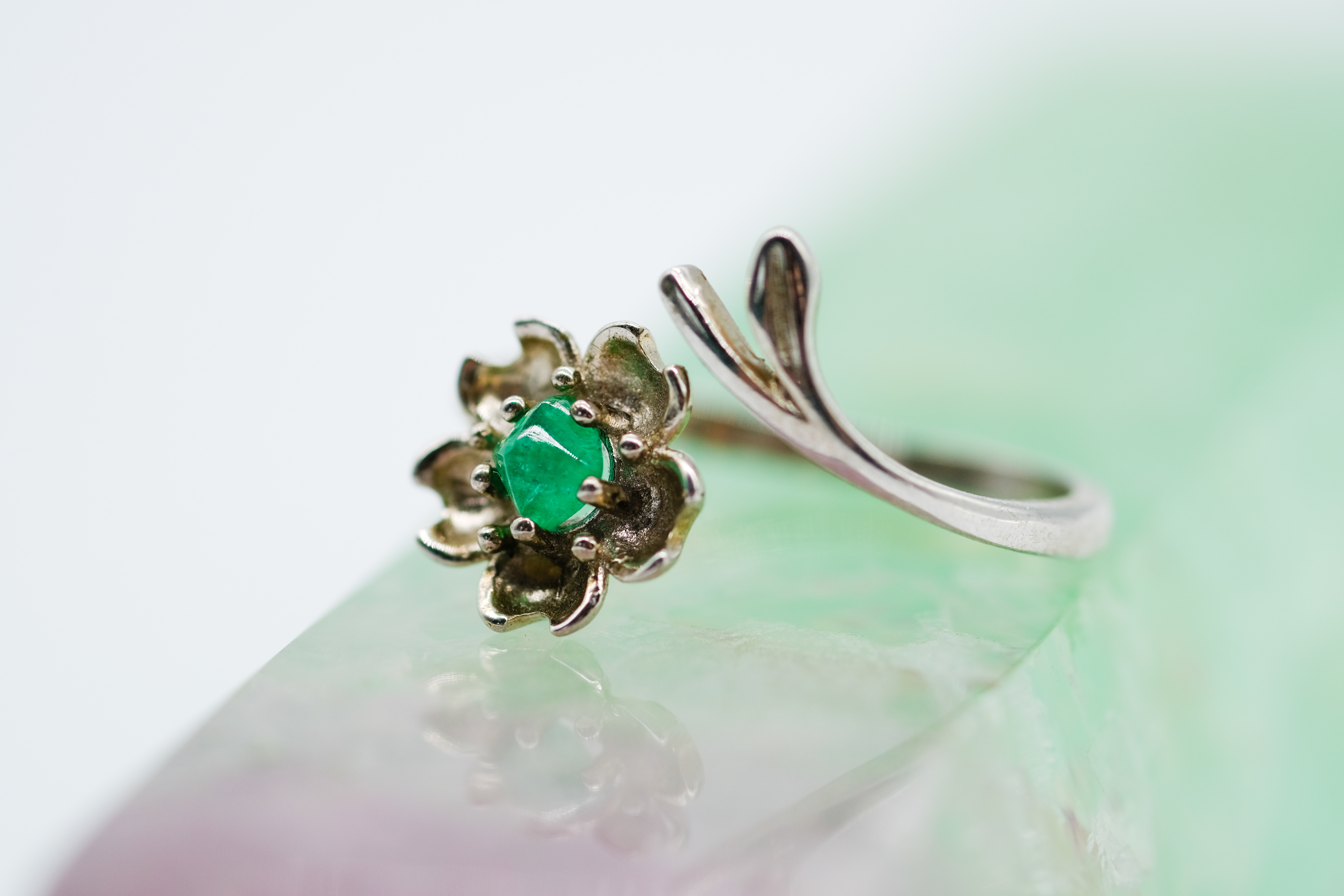 Anillo con esmeralda