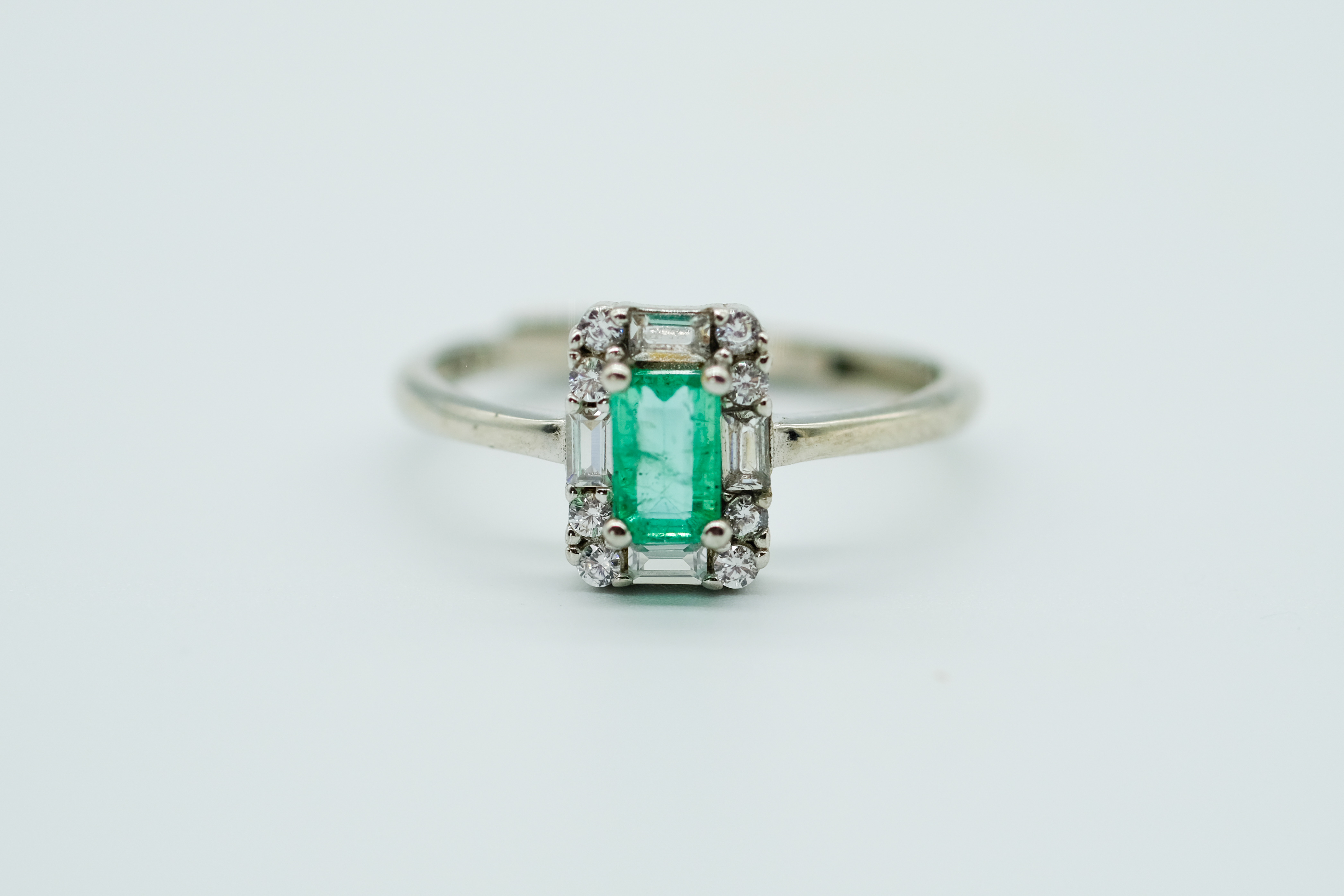 Anillo con esmeralda