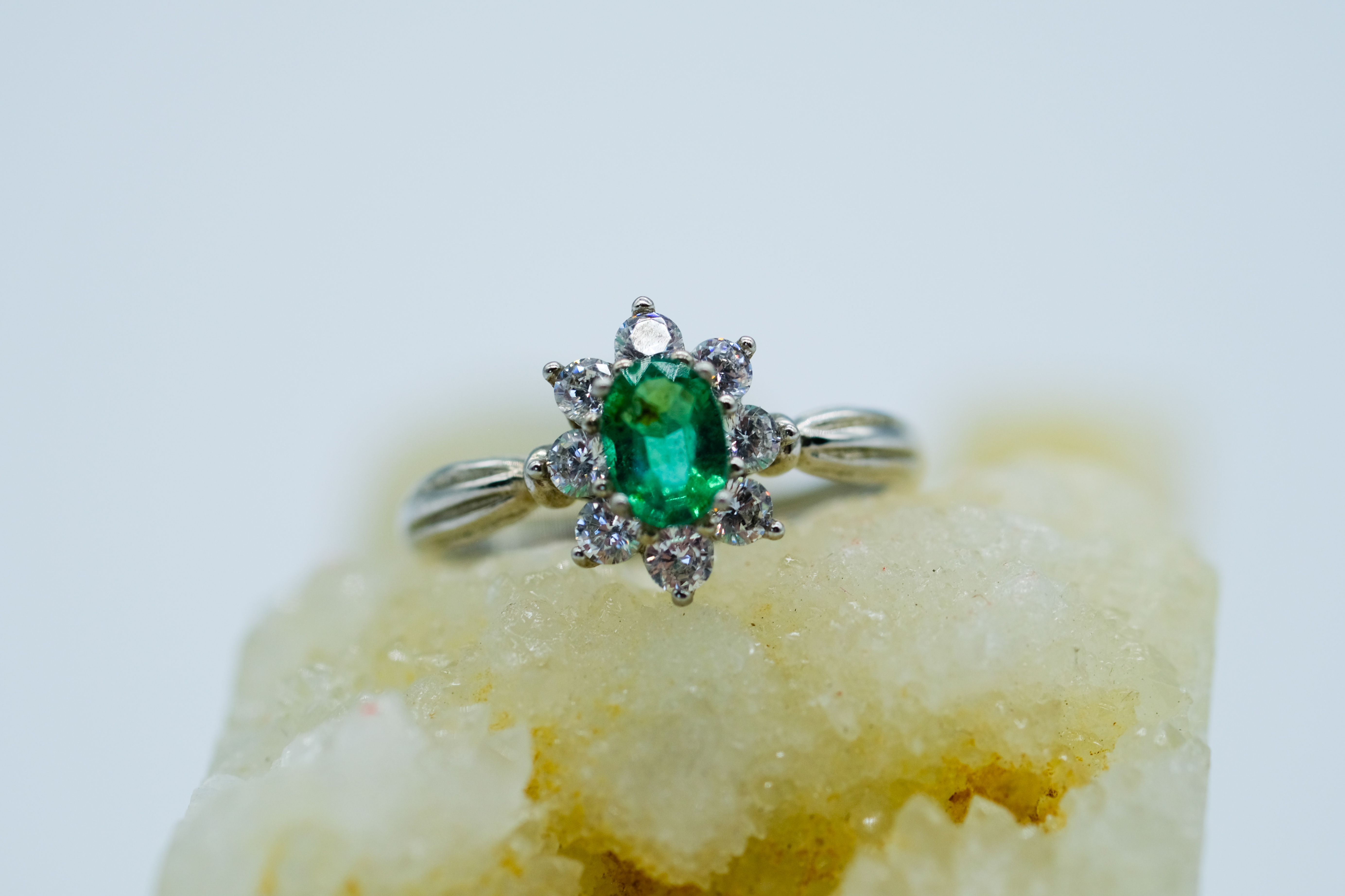 Anillo con esmeralda