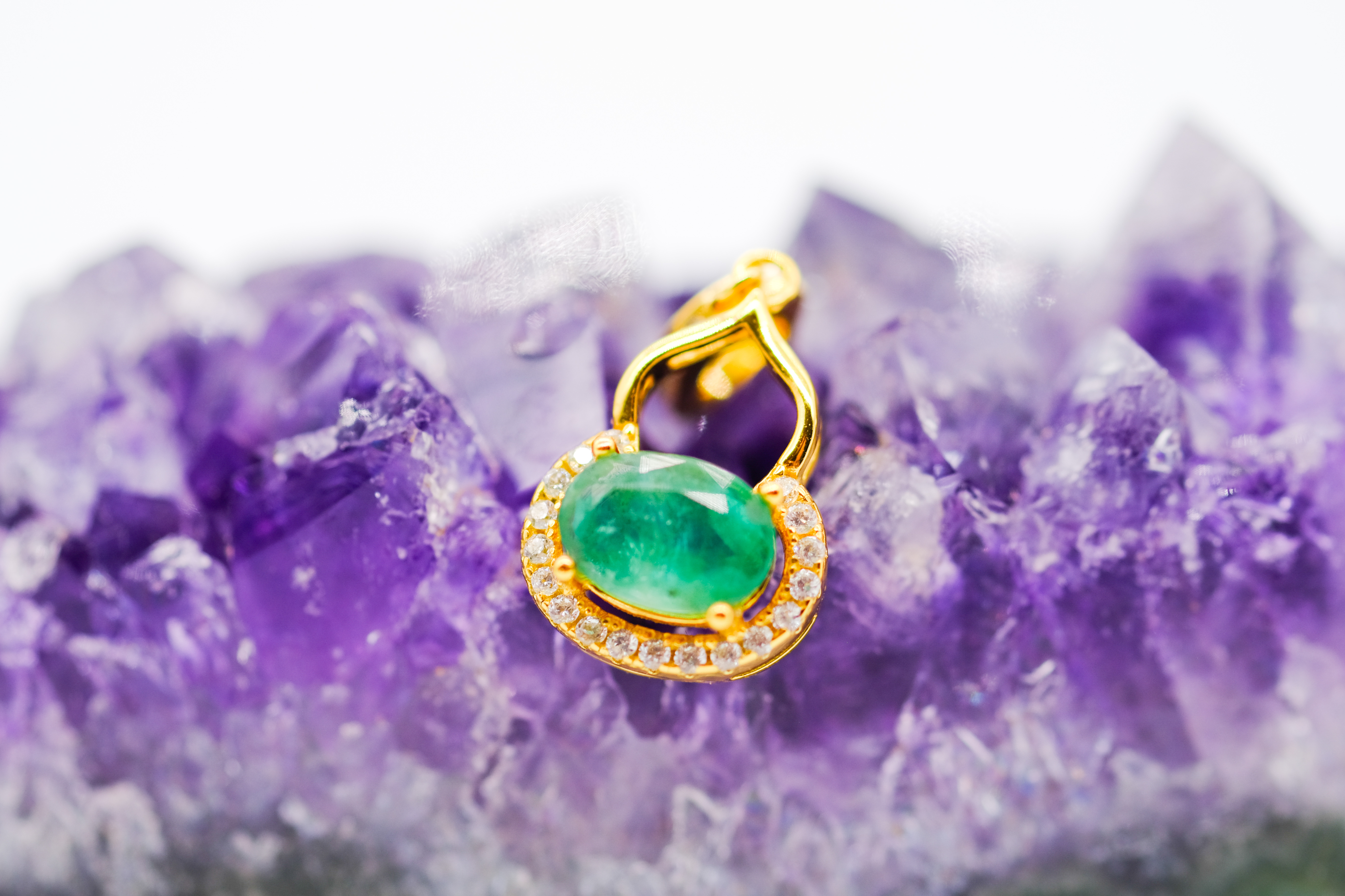 Colgante con esmeralda