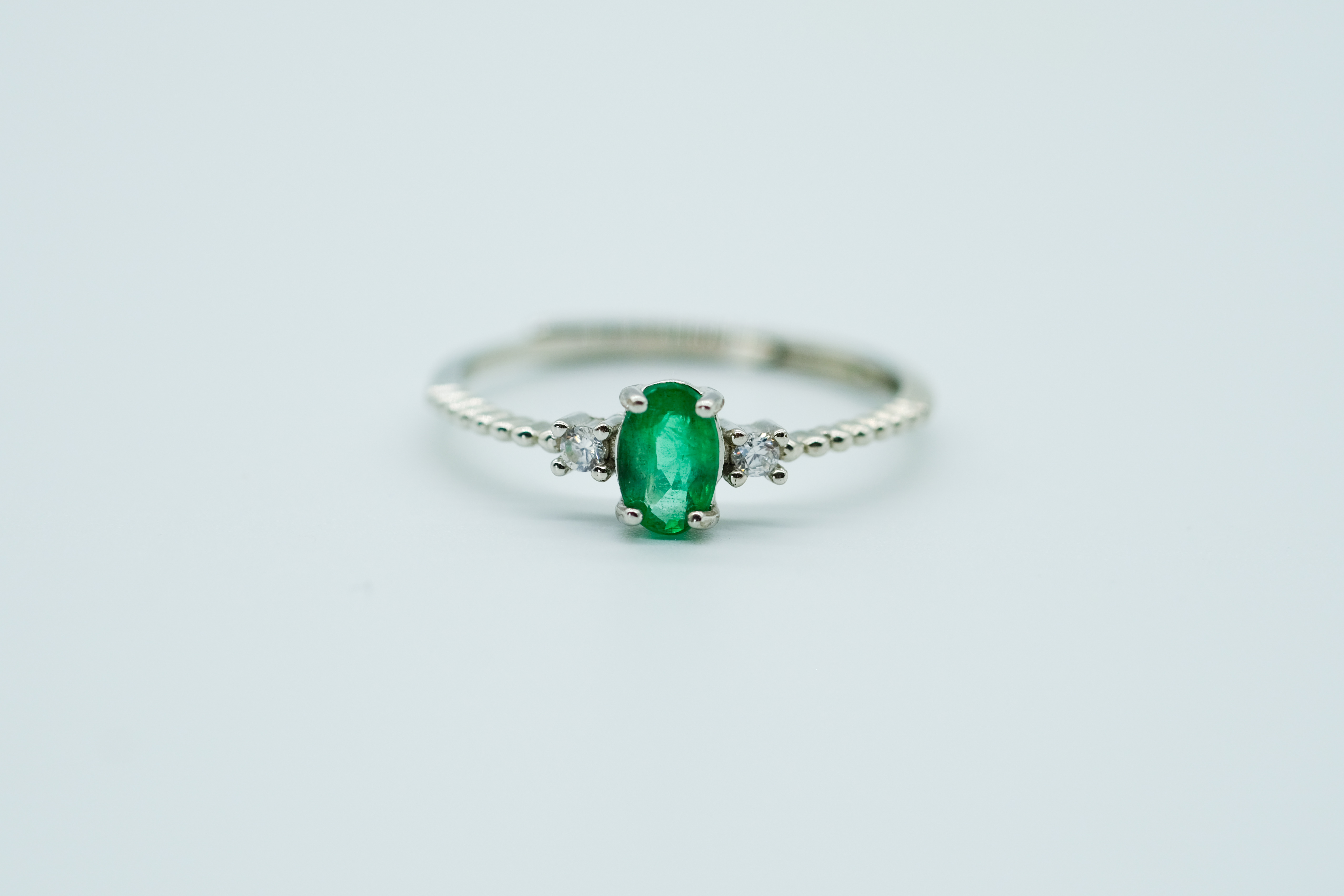 Sencillo anillo con esmeralda