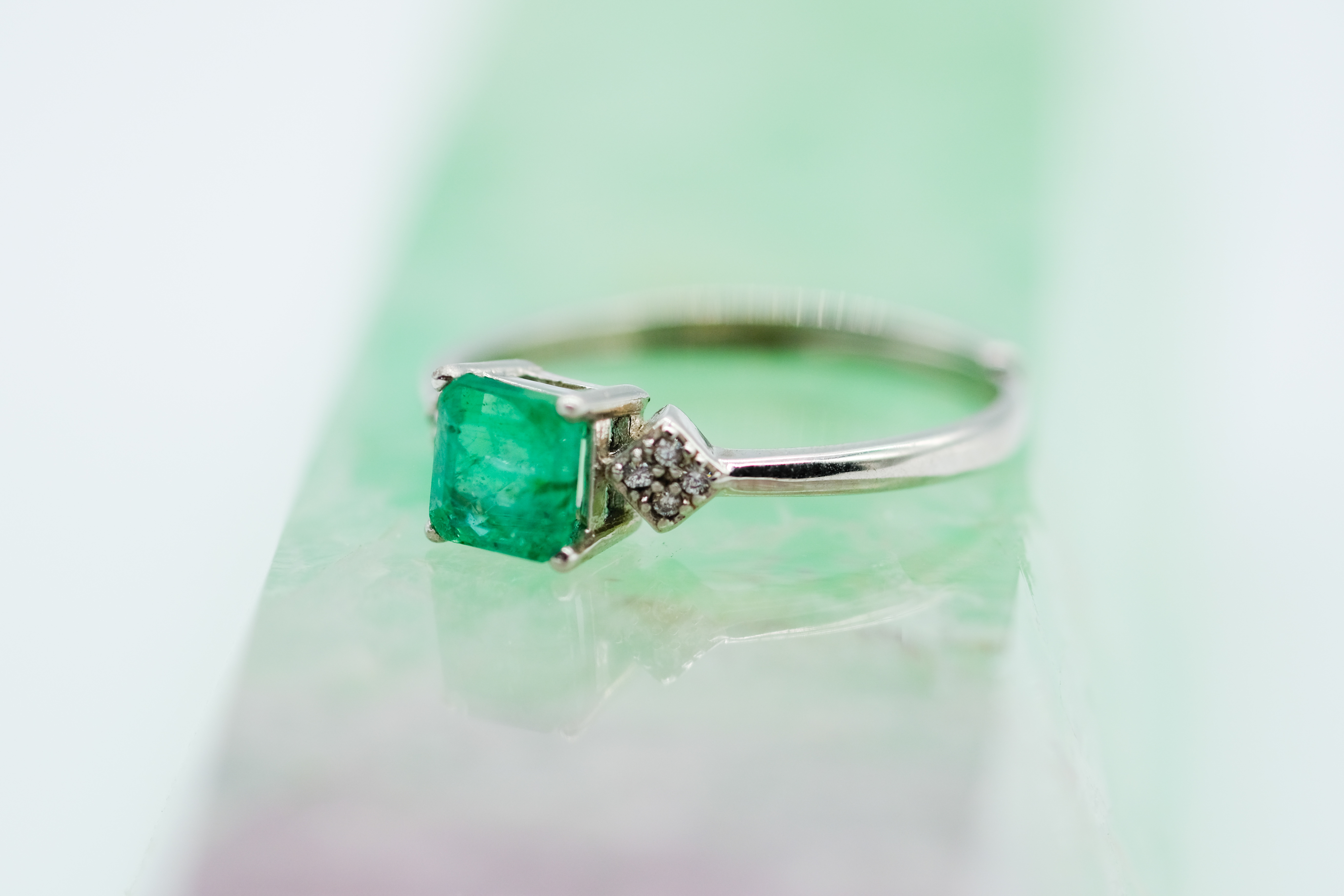 Anillo con esmeralda cuadrada