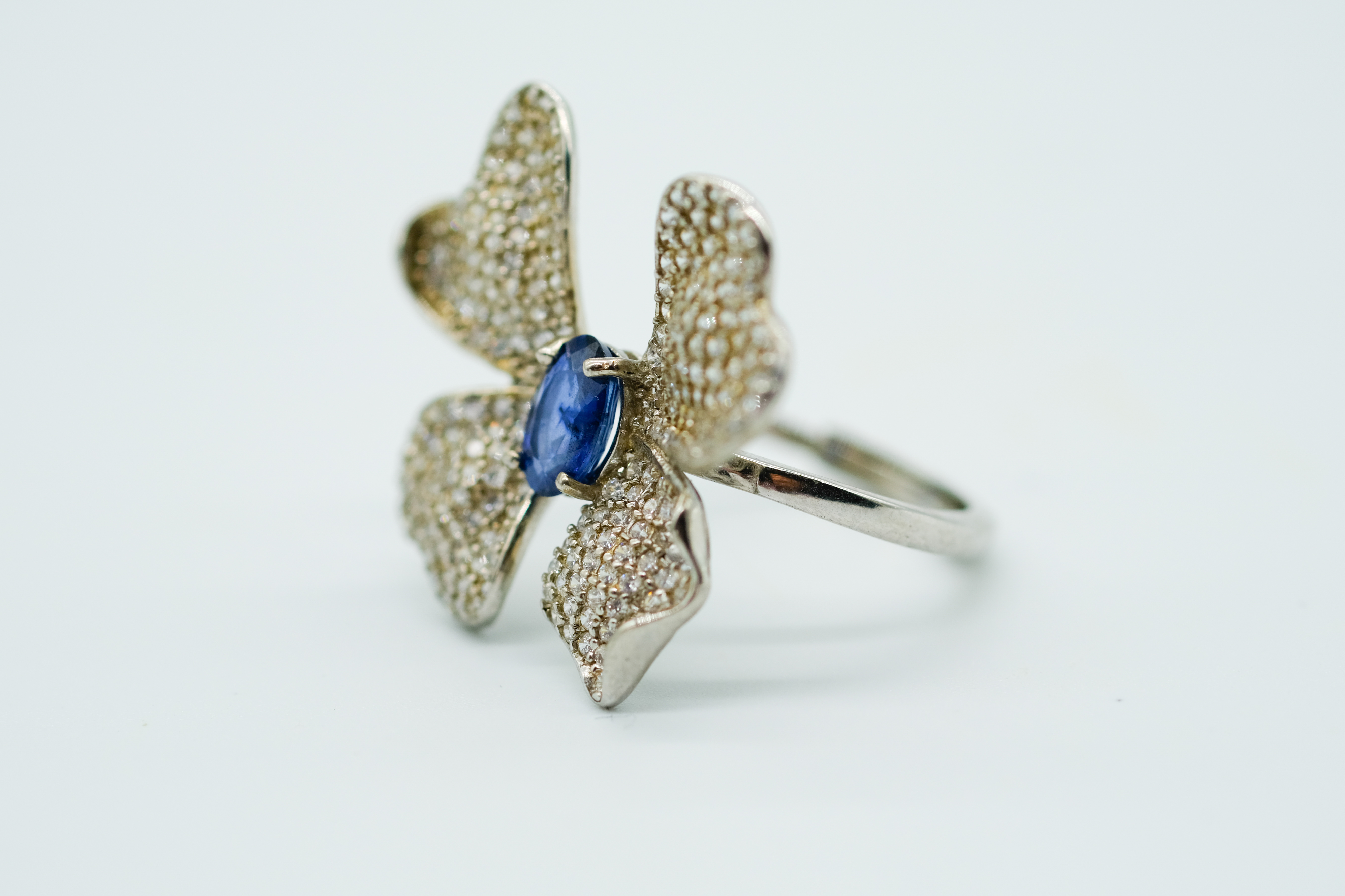 Anillo mariposa con zafiro azul