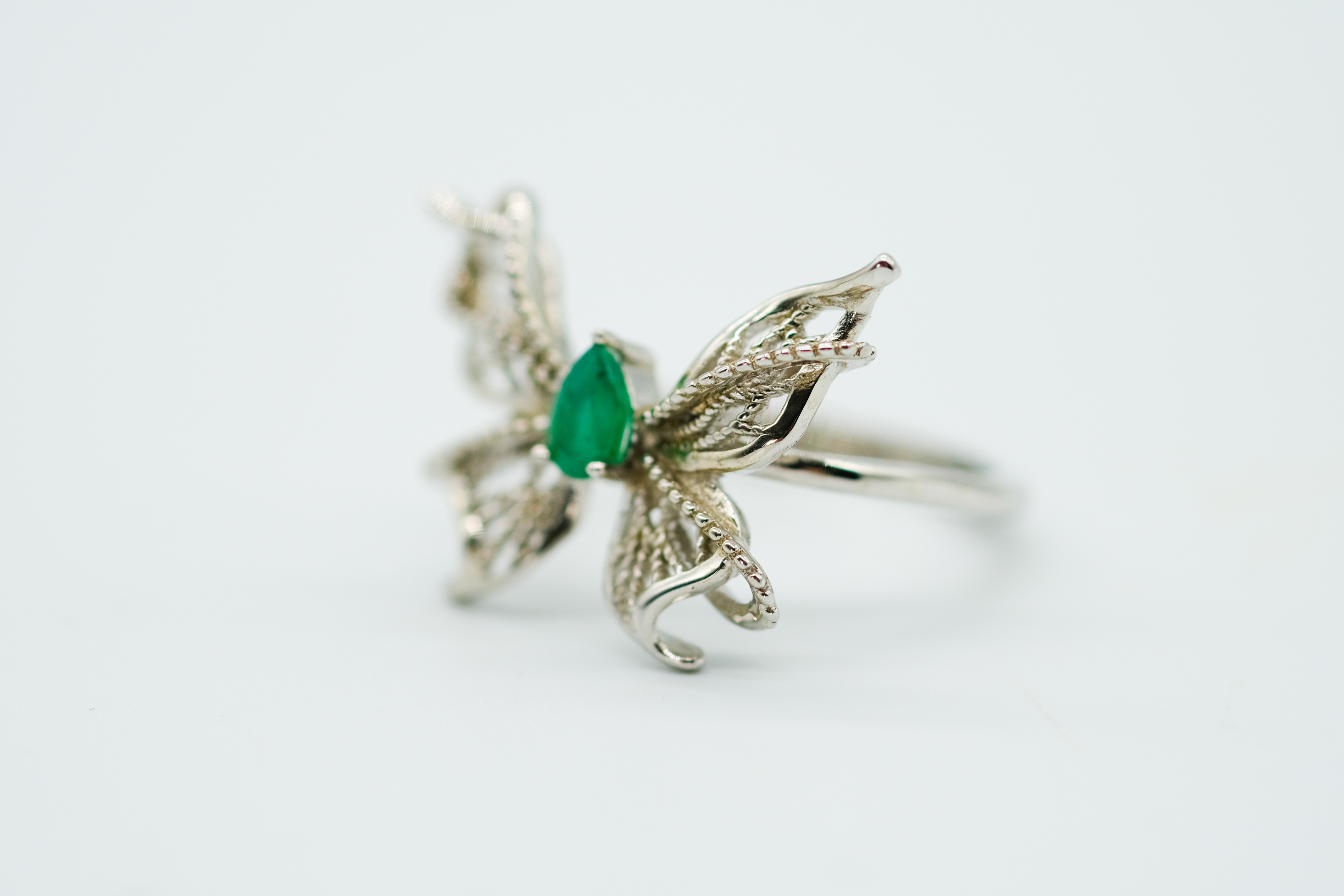 Anillo mariposa con esmeralda