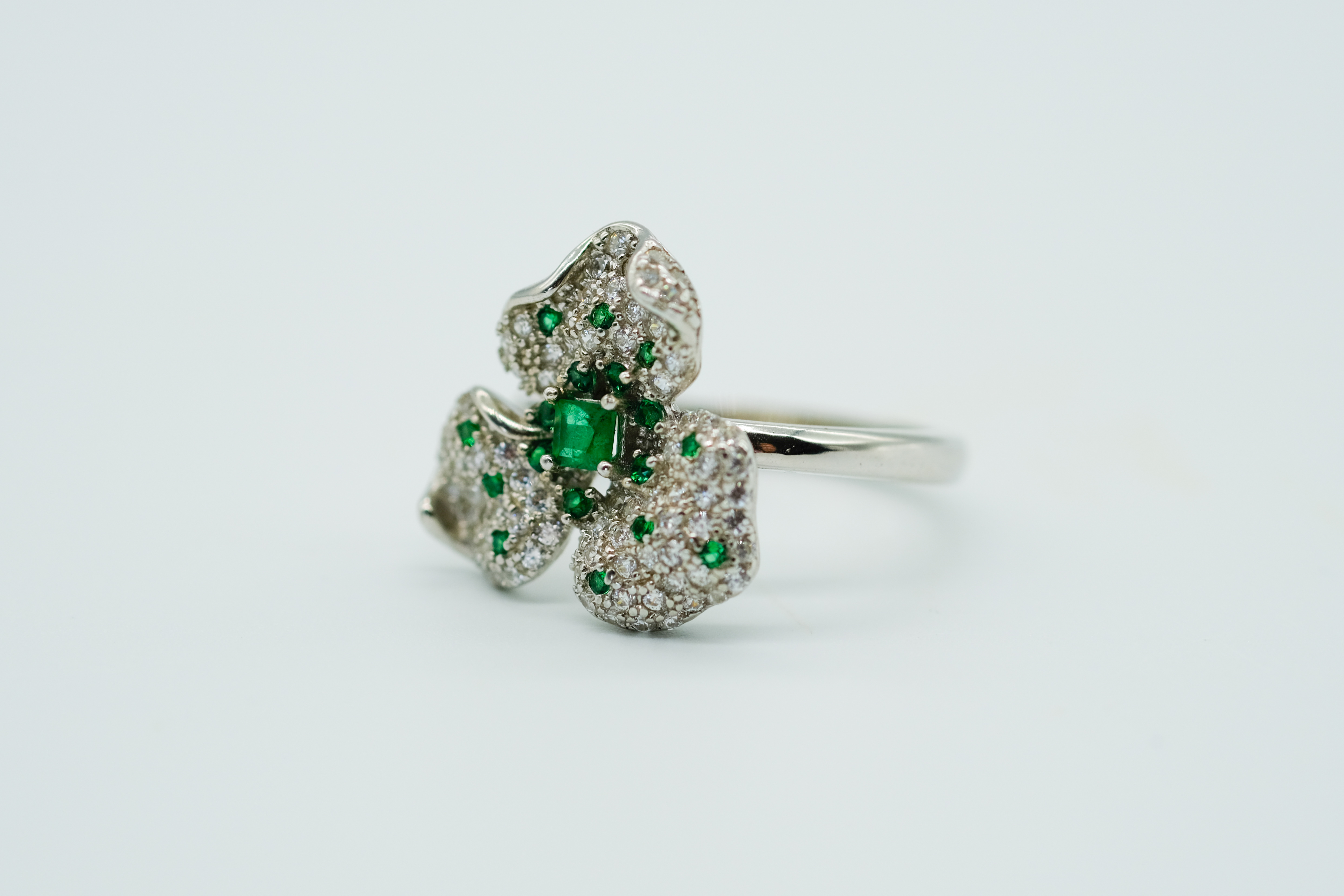 Anillo con esmeralda